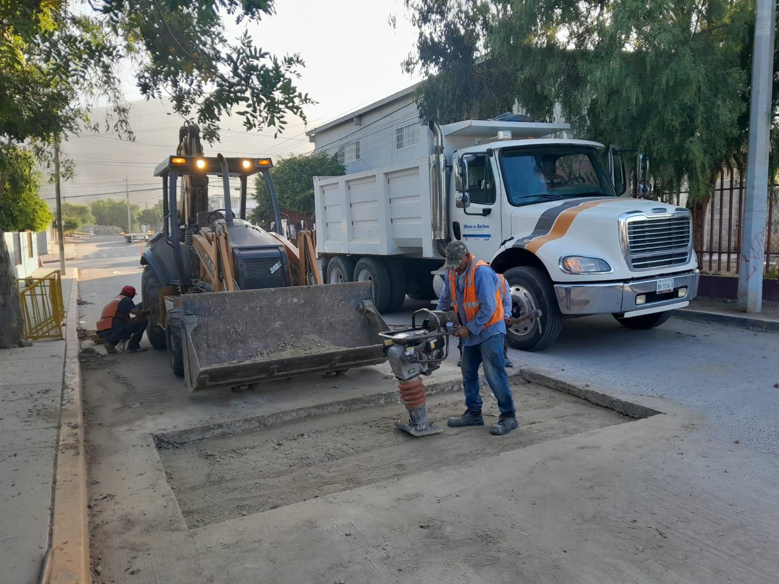 Avanza CESPT con el operativo de bacheo en colonias de Tijuana