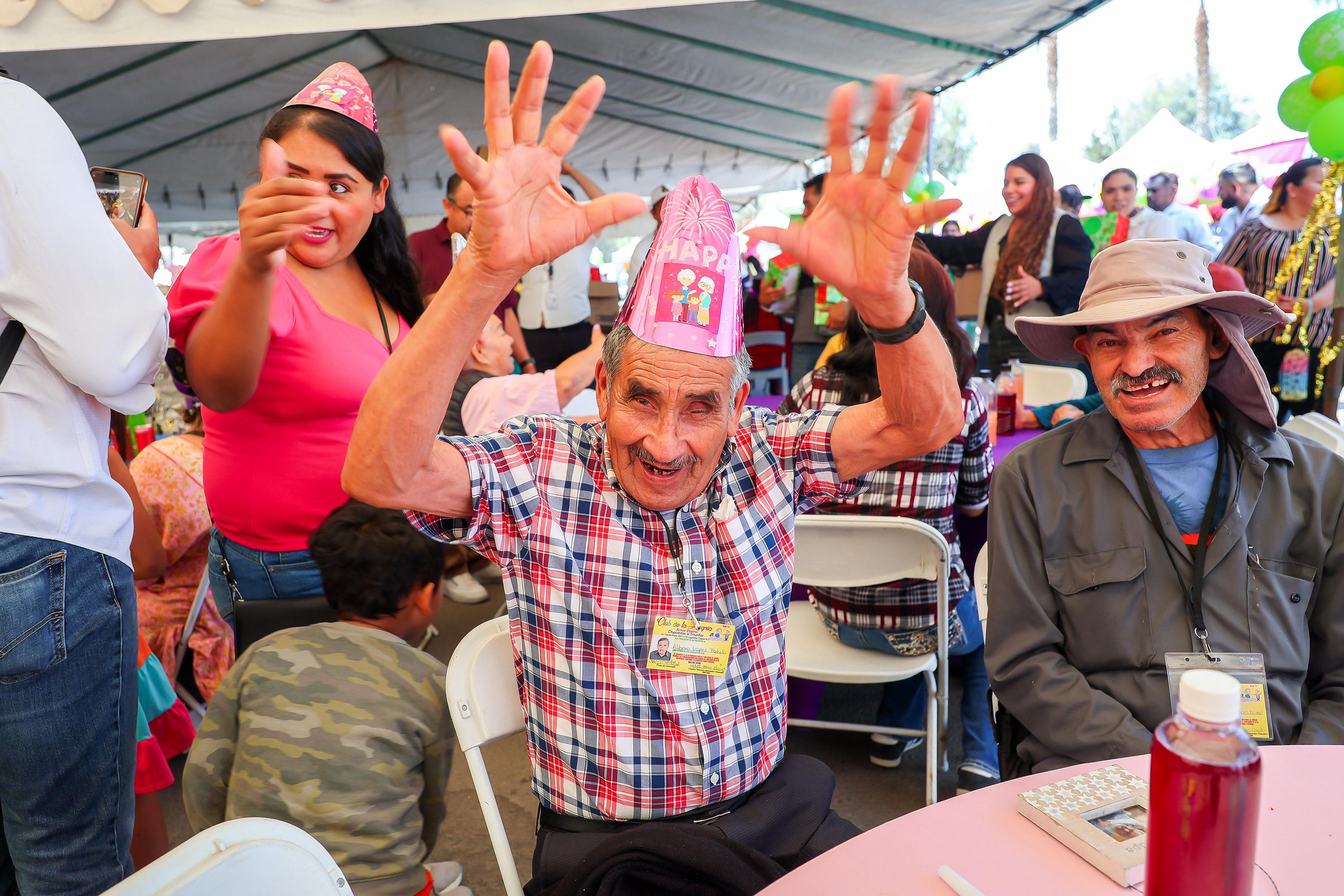 Celebra alcaldesa Montserrat Caballero a los abuelos