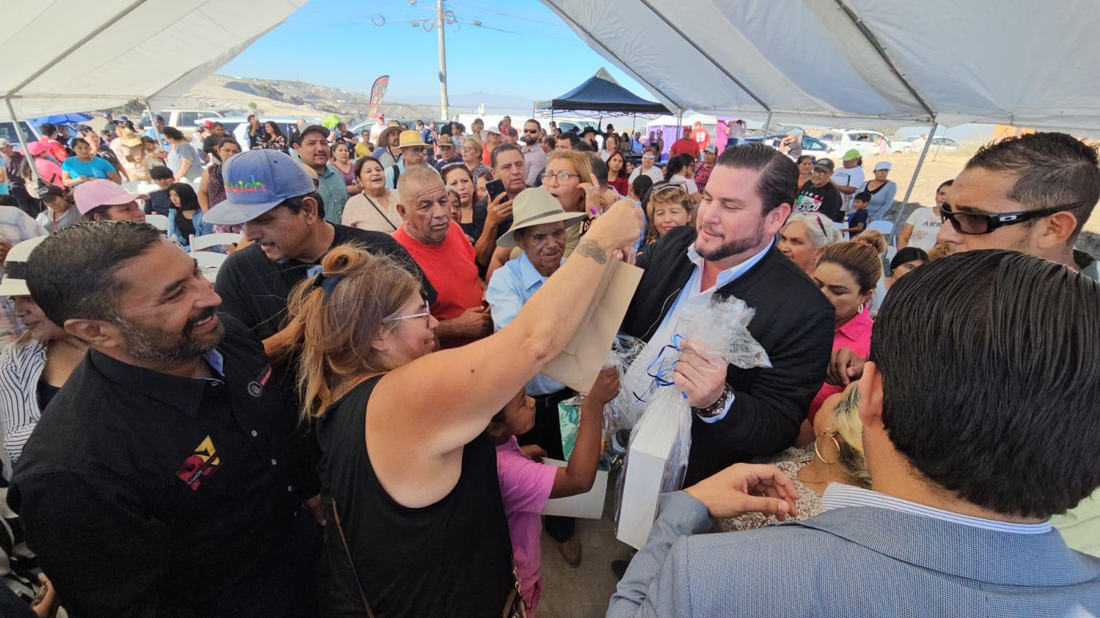 Ismael Burgueño Ruiz se reúne con líderes vecinales del Ejido Lázaro Cárdenas