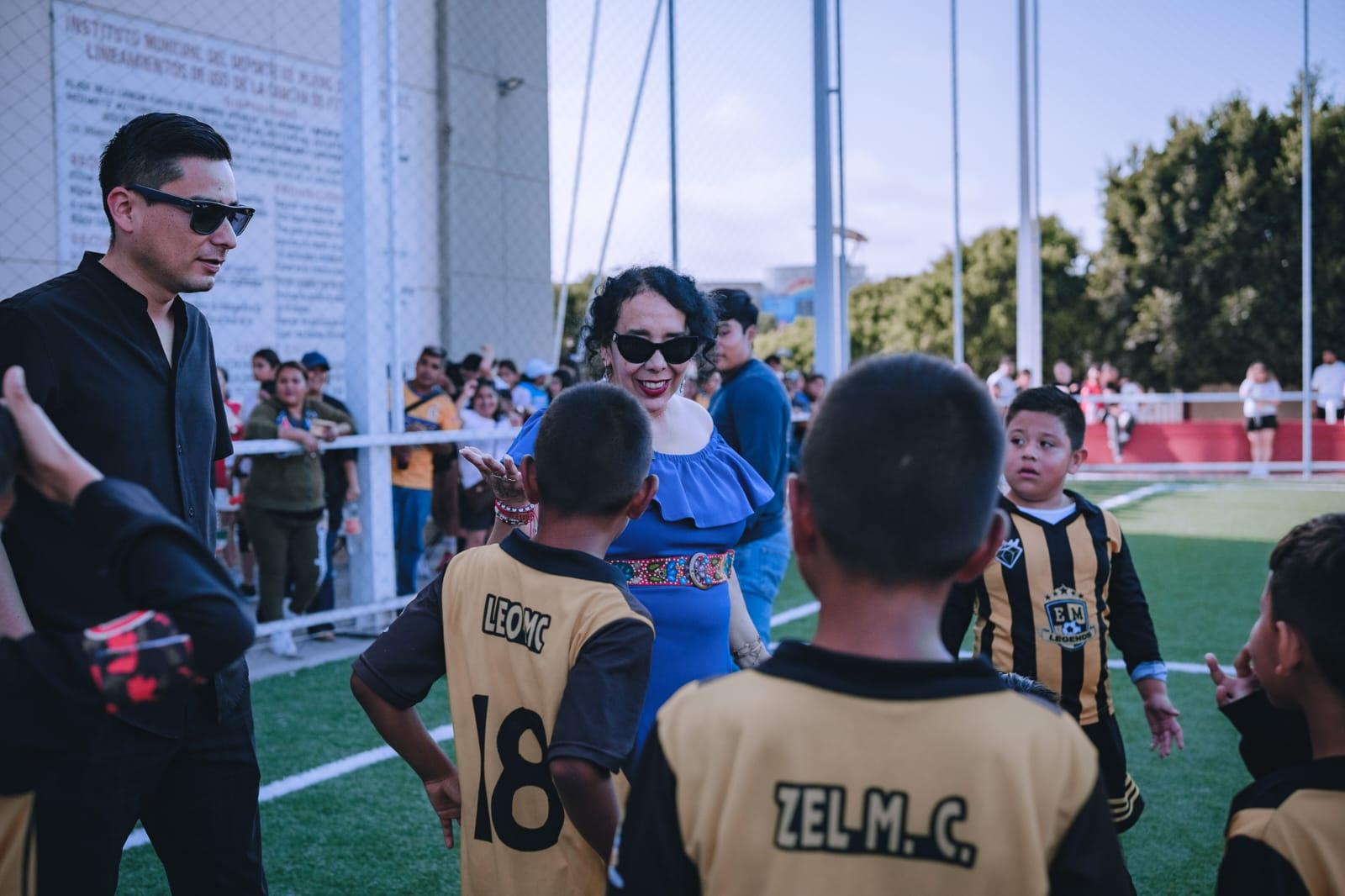 Entrega Araceli Brown campo de fútbol renovado en la Unidad Deportiva Andrés Luna Rodríguez