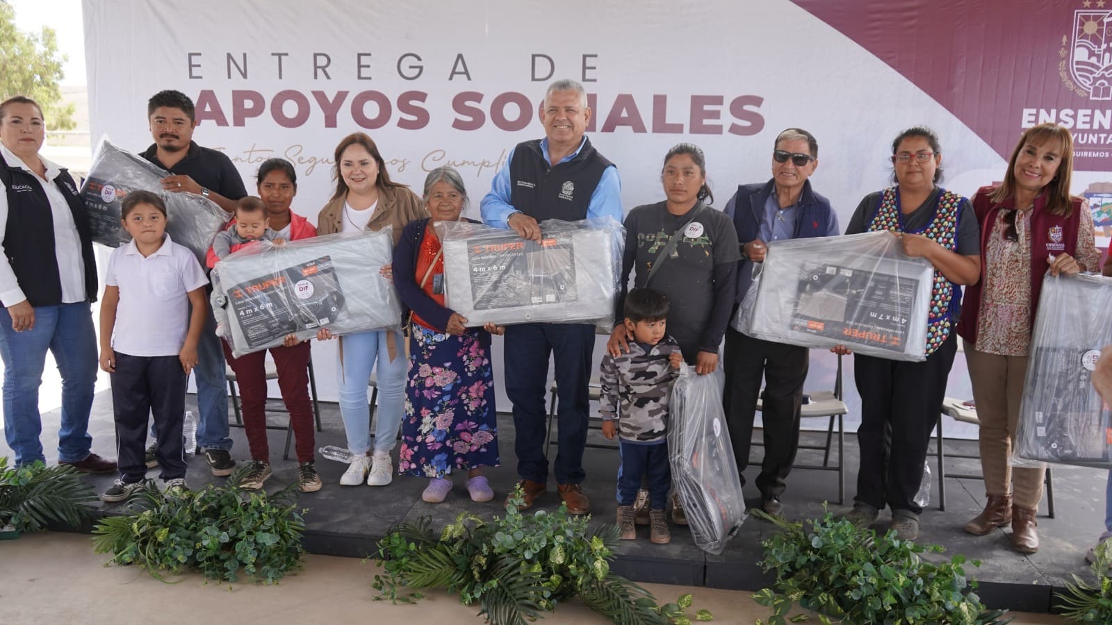 Entrega Gobierno Municipal apoyos sociales a familias de Maneadero