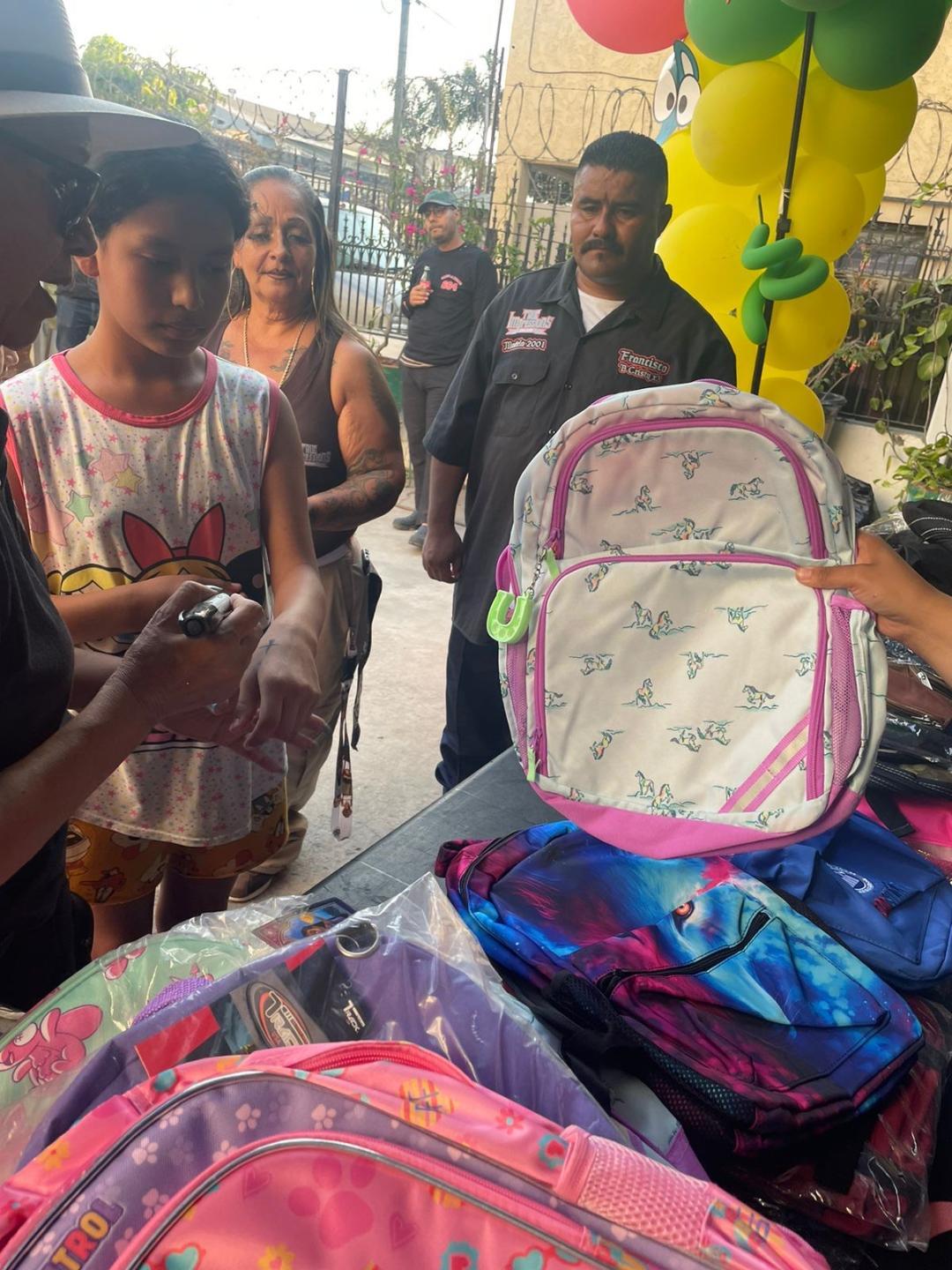 Donan mochilas y útiles escolares a más de 300 niños de “La Villa”