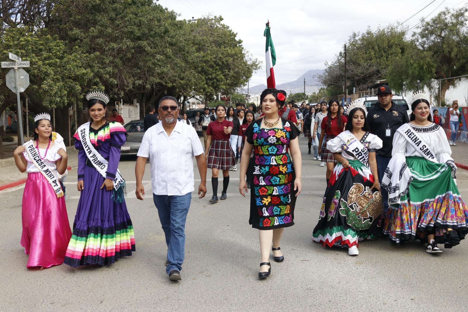 Encabeza alcaldesa Alejandra Padilla desfile de Independencia