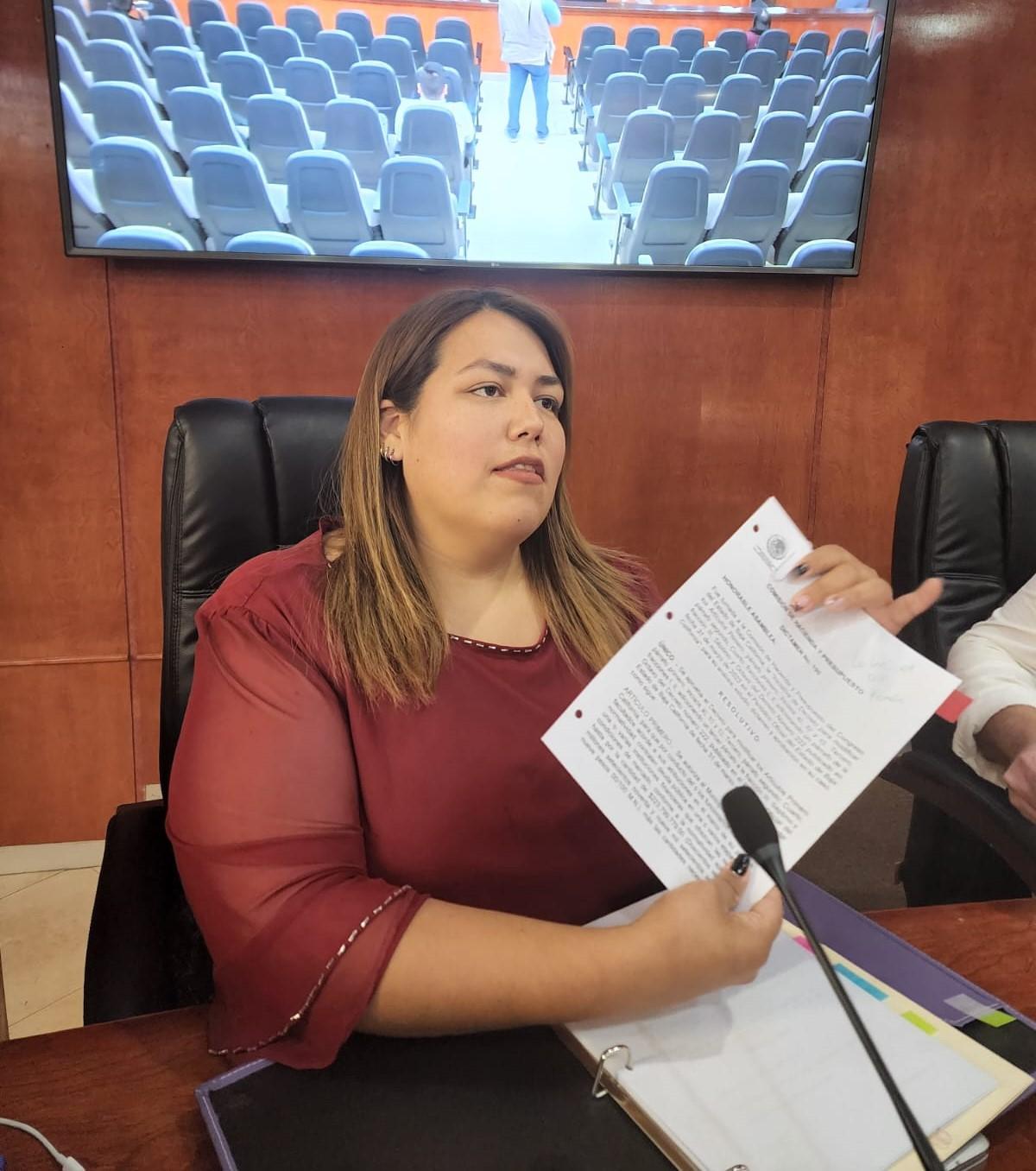 Aprueba Congreso al Concejo Municipal fundacional de san quintín realizar contrataciones de bienes y obra pública