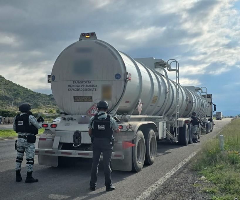 EN SONORA Y SAN LUIS POTOSÍ, GUARDIA NACIONAL RECUPERA 126 MIL LITROS DE HIDROCARBURO Y DETIENE A CONDUCTORES