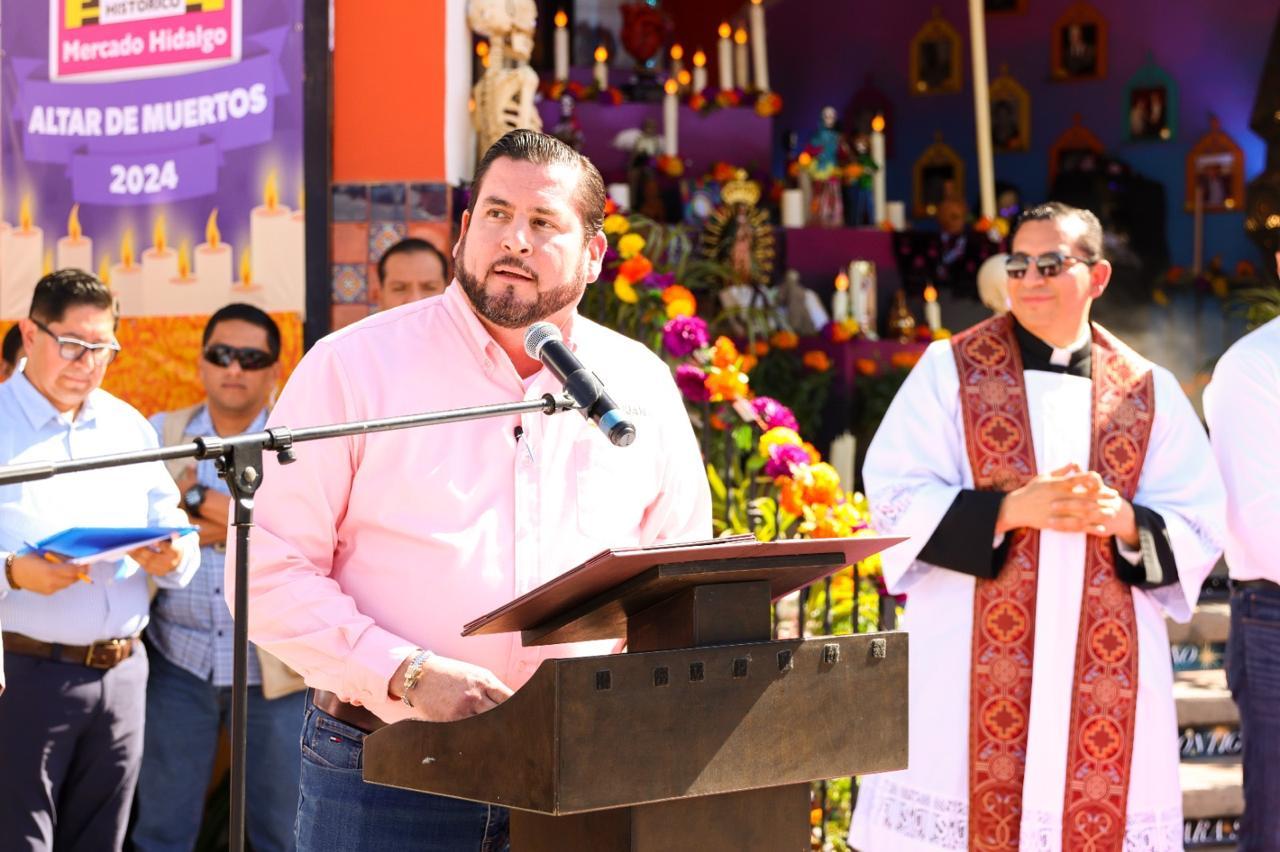 El presidente municipal de Tijuana, Ismael Burgueño Ruiz, inauguró el pasado sábado 19 el altar de muertos que tradicionalmente se coloca en las instalaciones del Mercado Hidalgo