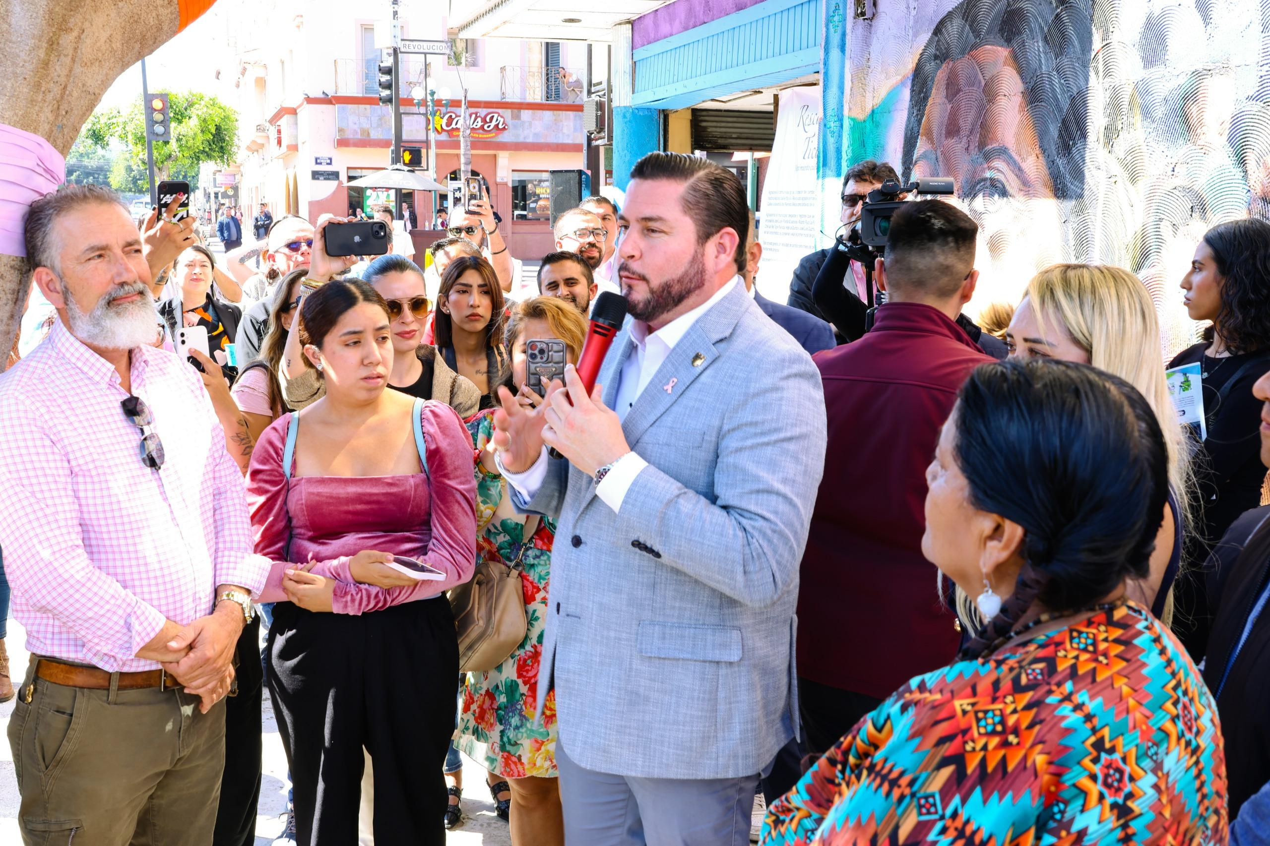 Inaugura alcalde Ismael Burgueño primer mural de los pueblos Yumanos en la avenida revolución