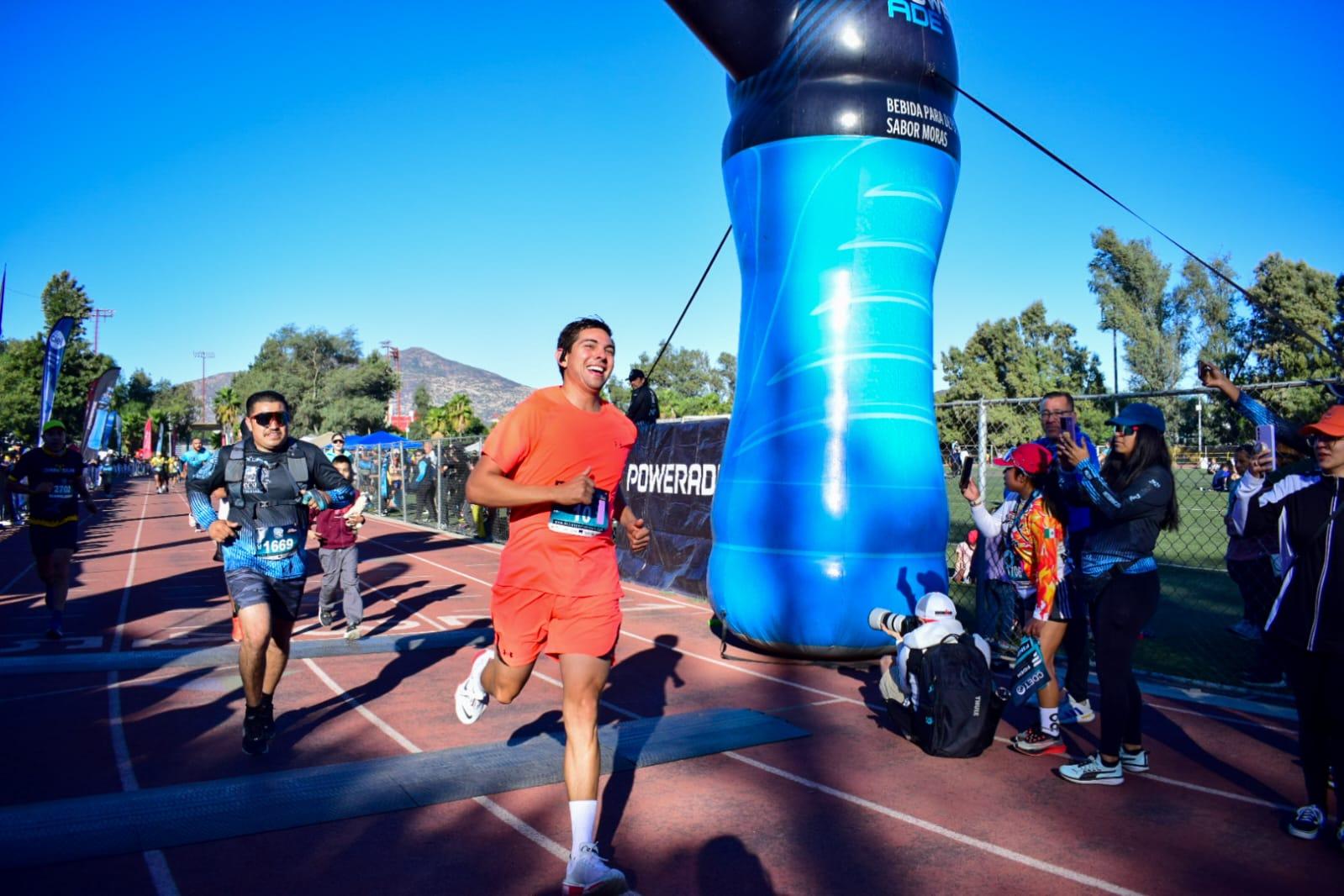 Participan más de tres mil personas en medio maratón de Tecate: Román Cota