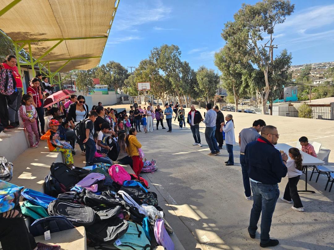 Se suman Rotarios a donación de mochilas y útiles escolares