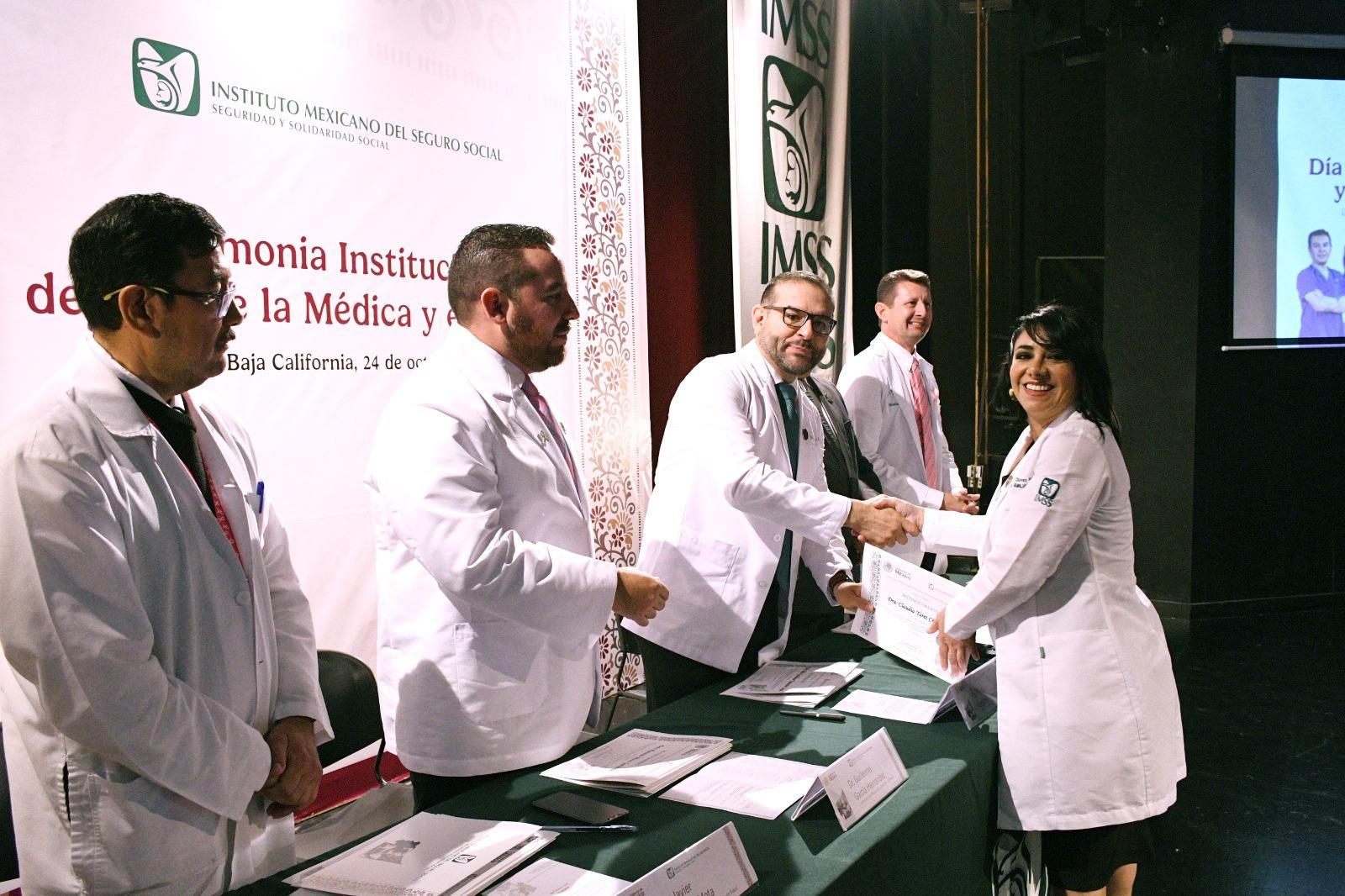 Entrega IMSS BC 38 reconocimientos a personal de salud de base y confianza