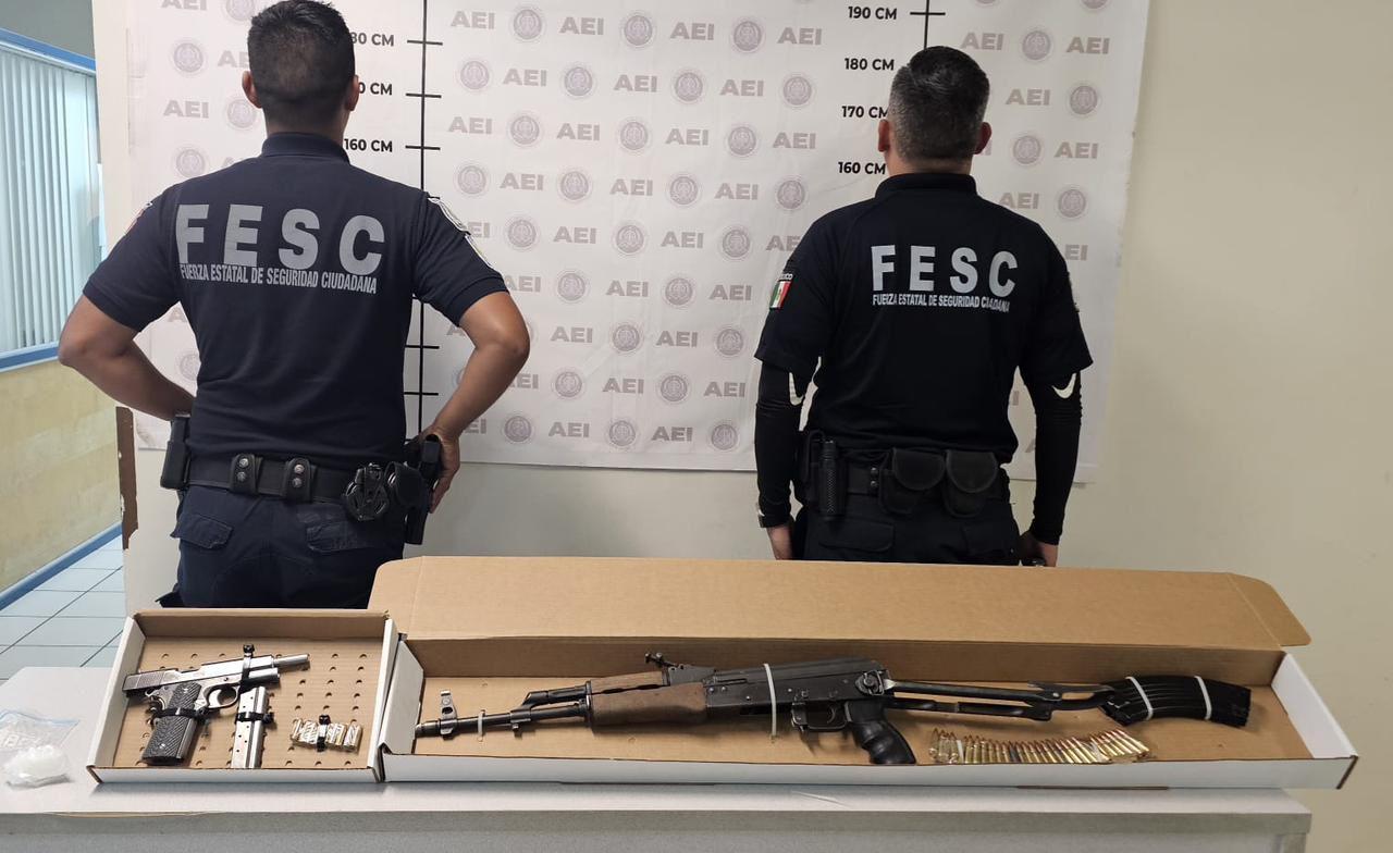 Asegura Fuerza Estatal armas de fuego en el interior de vehículo que fue abandonado en Tecate