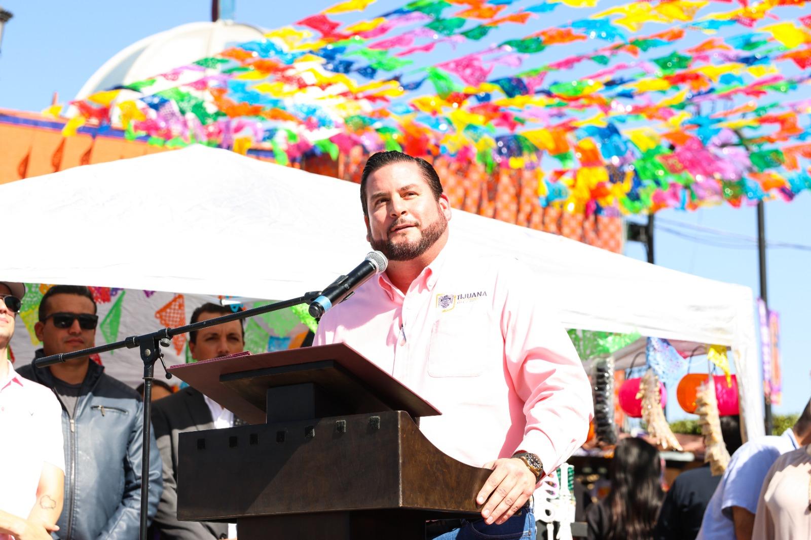 Inaugura alcalde Ismael Burgueño tradicional altar de muertos en el mercado hidalgo