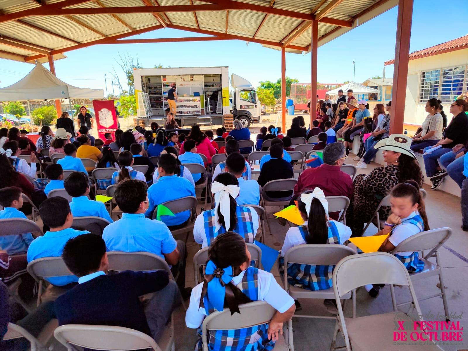 EN VILLA DE JESÚS MARÍA INICIA RECORRIDO “LETRAS PENINSULARES” CON EL LIBROBÚS DEL FCE EN BAJA CALIFORNIA