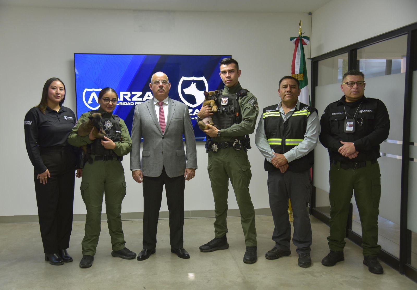 SSCBC RECIBE DONACIÓN DE GRUPO ARZA DE DOS CACHORROS PARA LA UNIDAD K9 DE FESC 