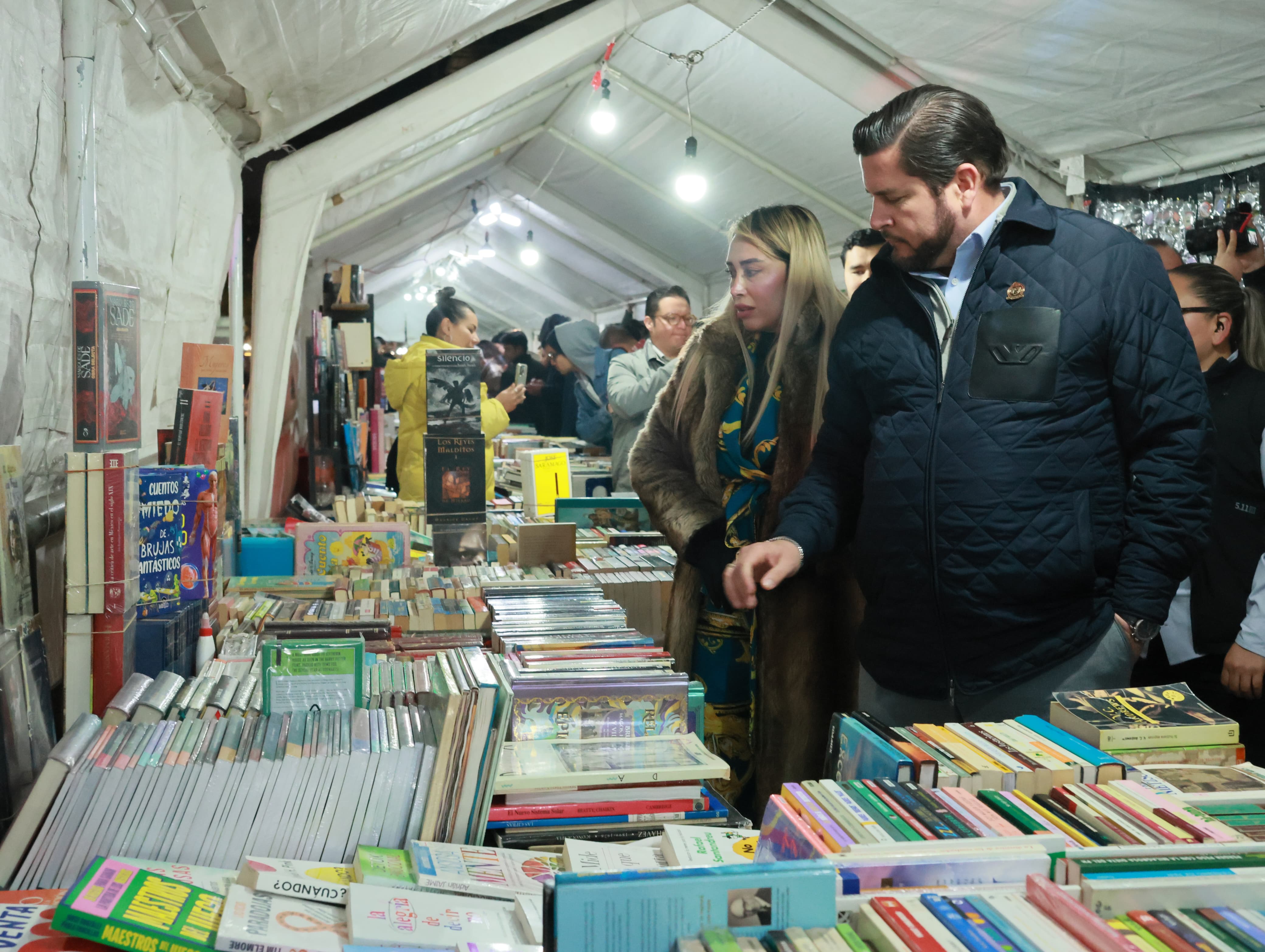 Invita presidente municipal, Ismael Burgueño a visitar la feria del libro antiguo y de ocasión en la avenida revolución