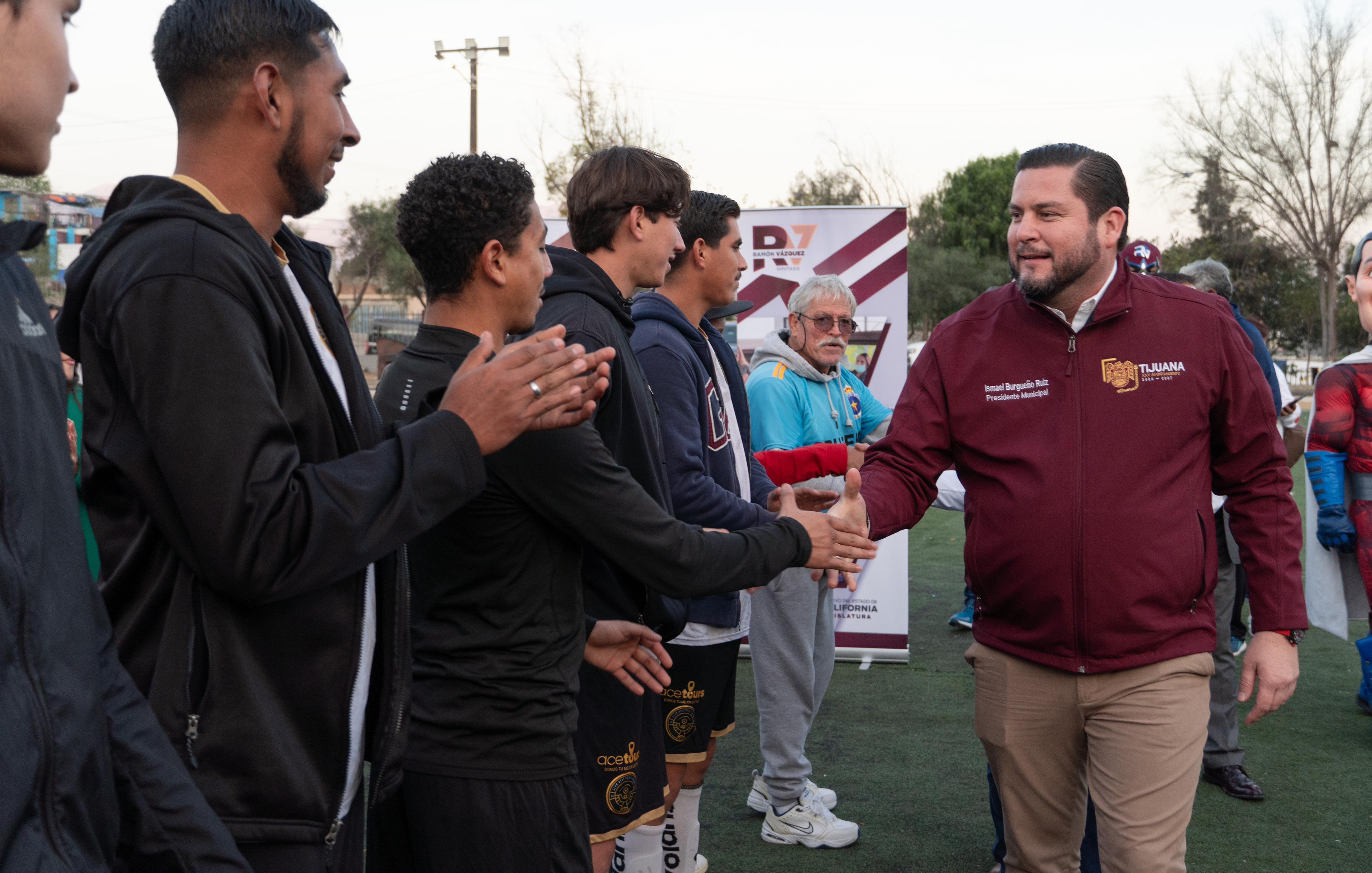 Entrega alcalde Ismael Burgueño canchas remodeladas de la unidad deportiva mariano matamoros