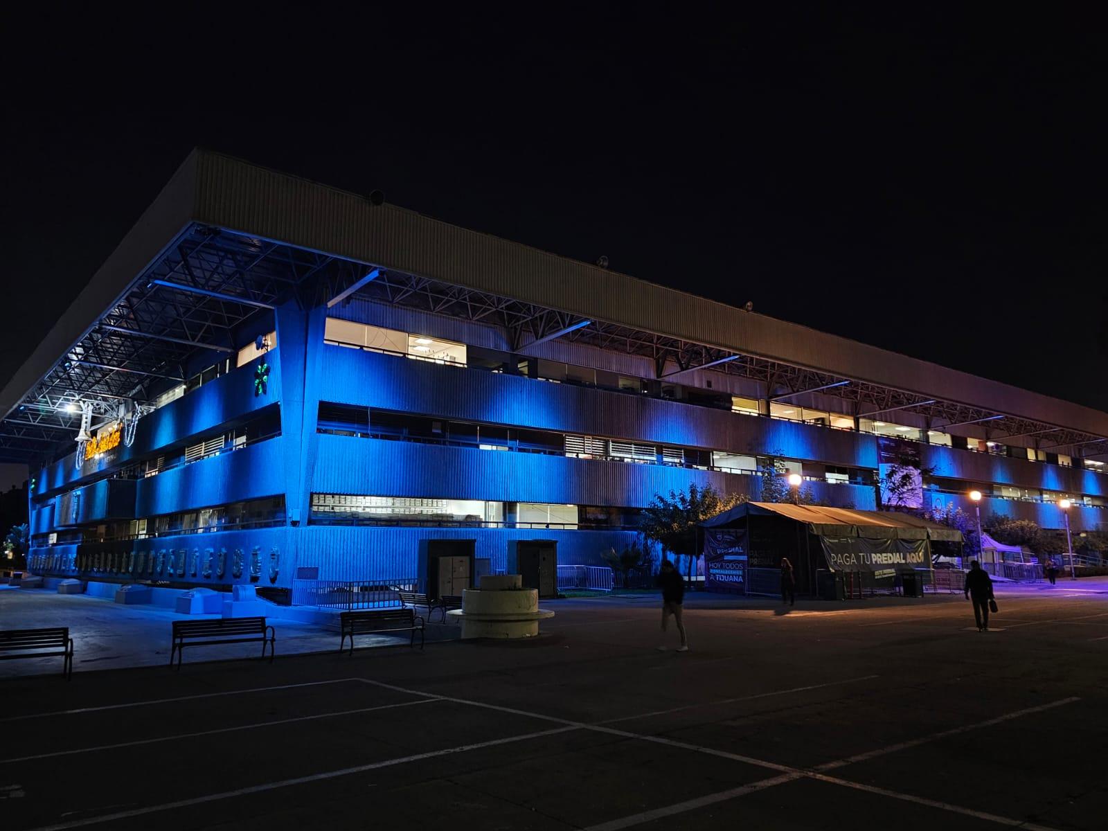 El Palacio Municipal de Tijuana es iluminado de azul por el día internacional de las personas con discapacidad