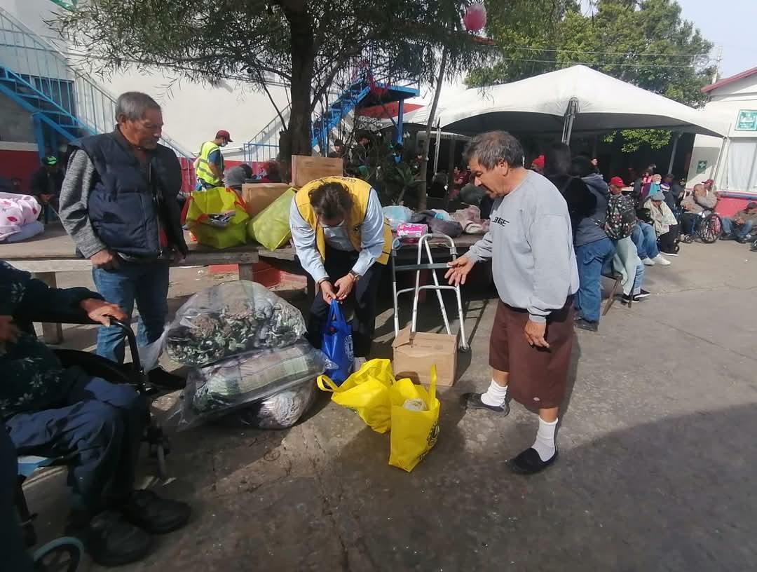 Dona Club de Leones de Tijuana despensas y cobijas a asilo “El Refugio”