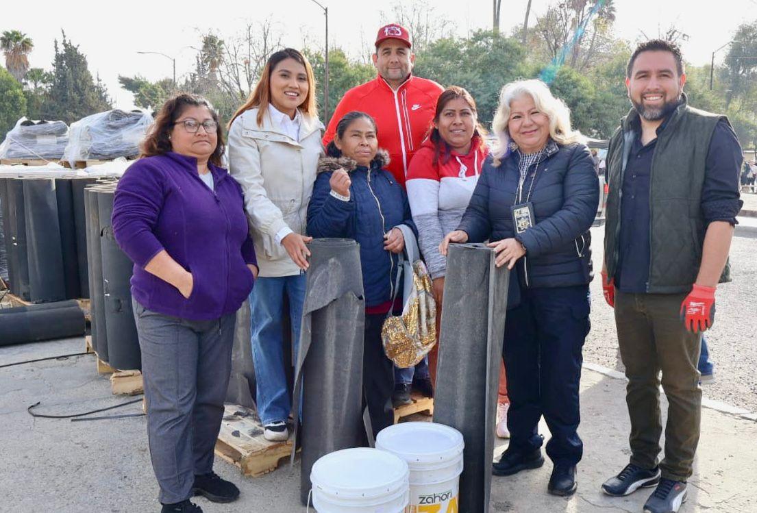 Gobierno de Tecate entrega cartón arenado e impermeabilizante a más de 400 familias