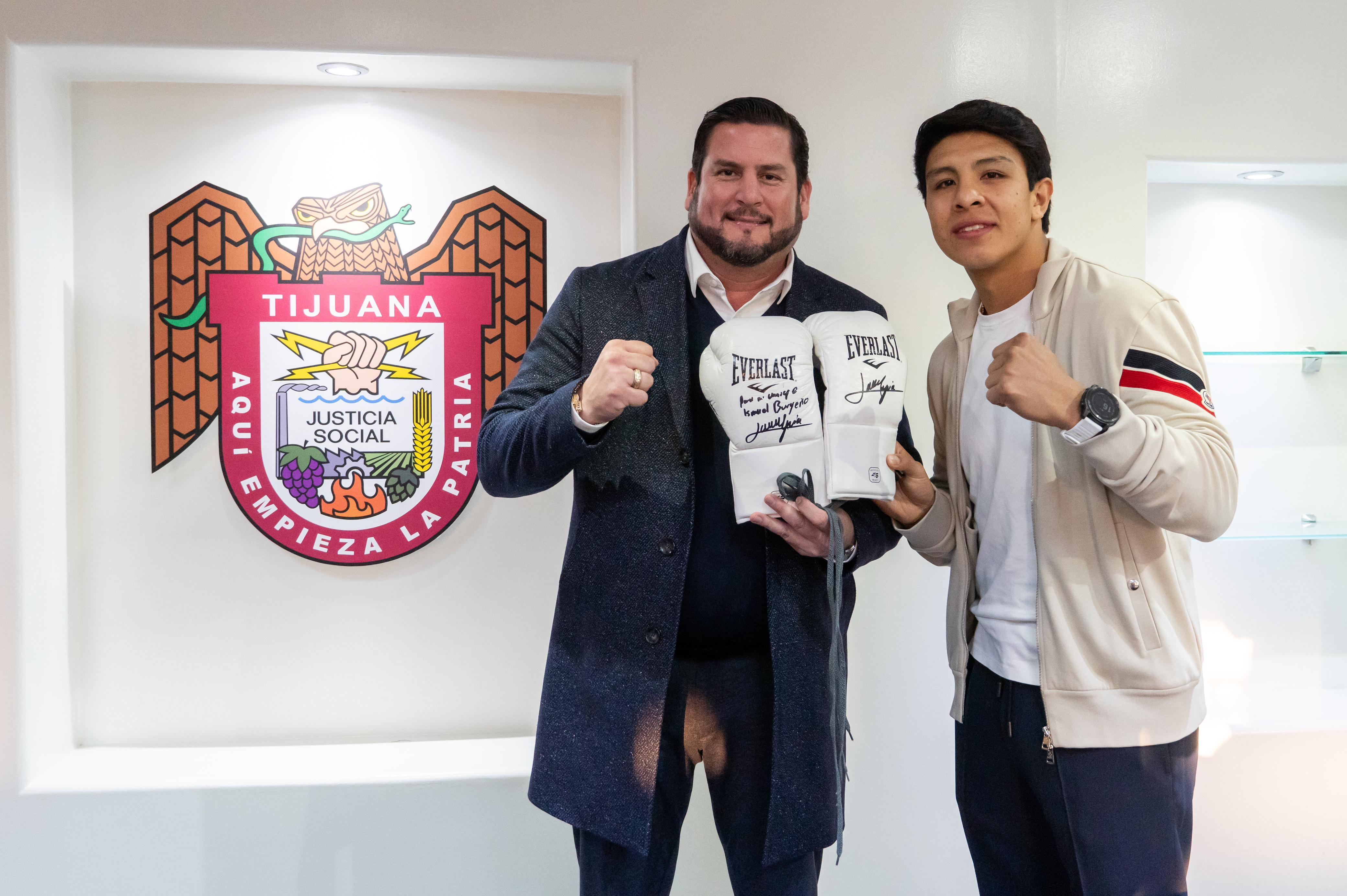 Recibe presidente municipal Ismael Burgueño al campeón de boxeo tijuanense Jaime Munguía