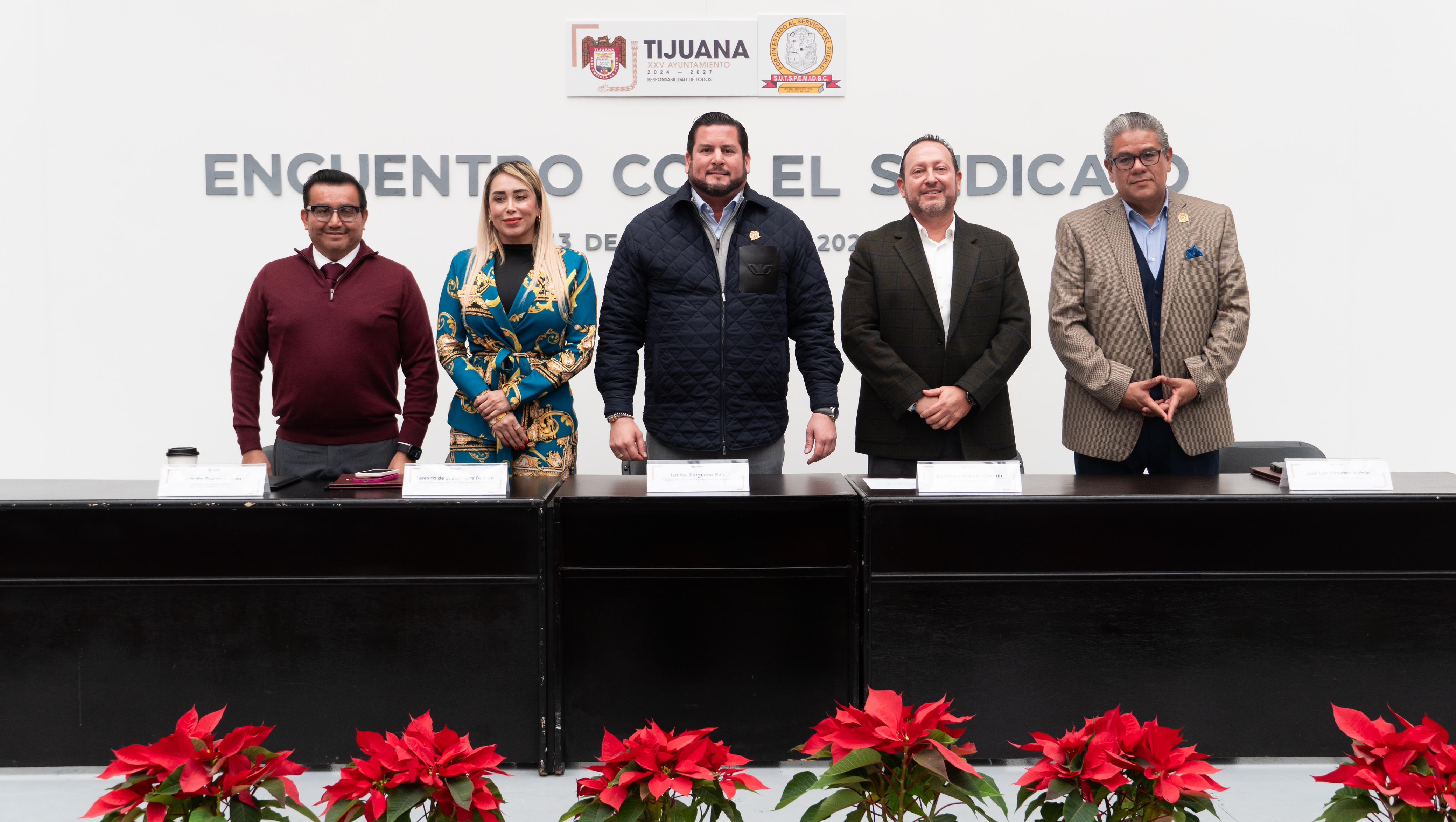 ENTREGA PRESIDENTE ISMAEL BURGUEÑO CONSTANCIAS DE PREJUBILACIÓN A PERSONAL DE BASE QUE LABORA EN EL XXV AYUNTAMIENTO DE TIJUANA