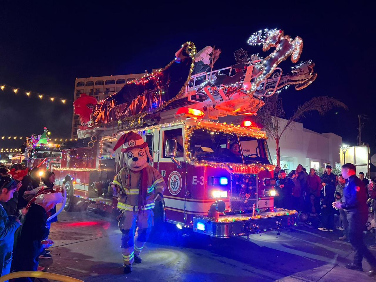 Disfrutan miles de ensenadenses 3er. Desfile Navideño de Luces