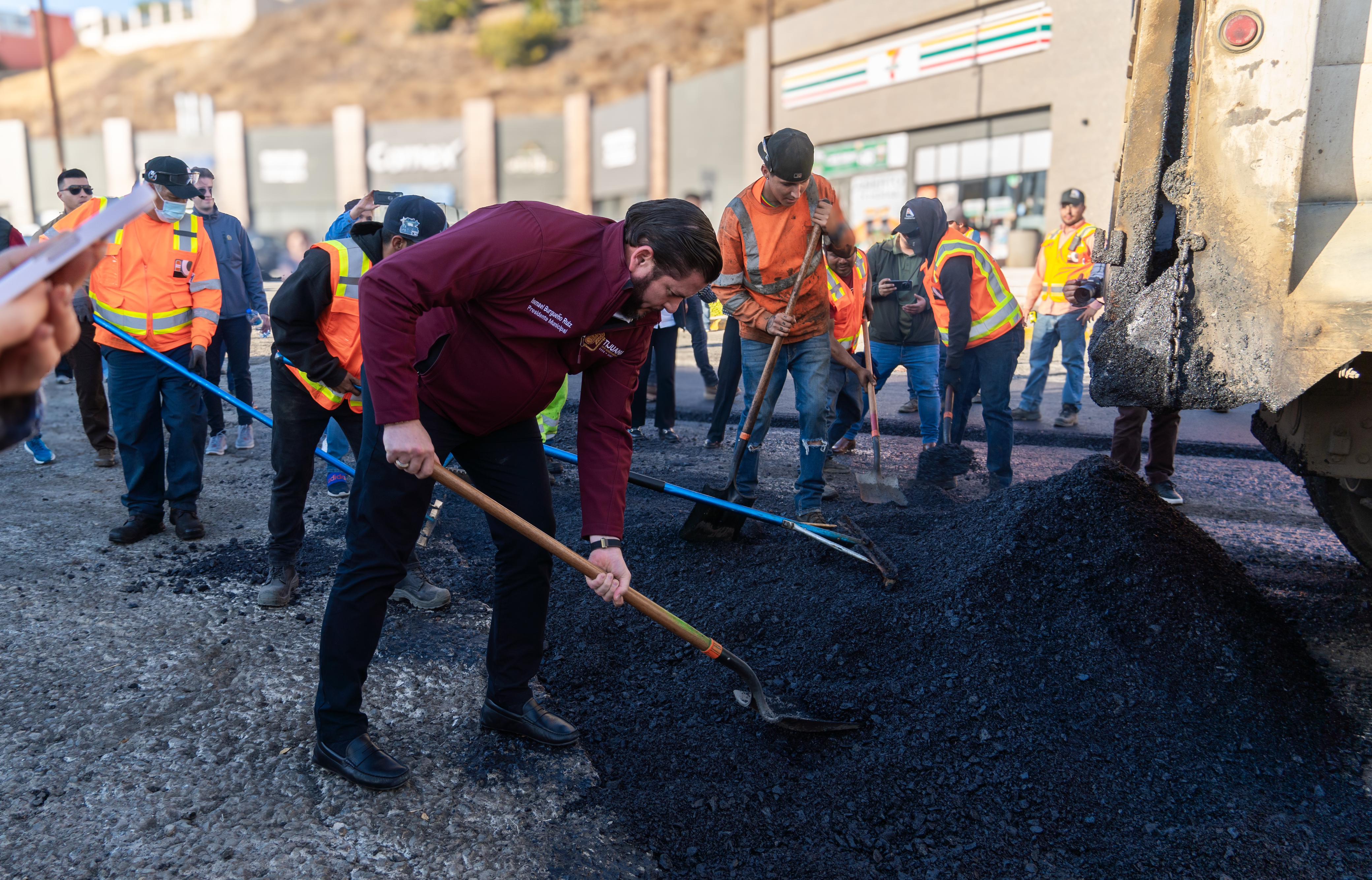 Constata presidente municipal de Tijuana Ismael Burgueño obras de mantenimiento de vialidades