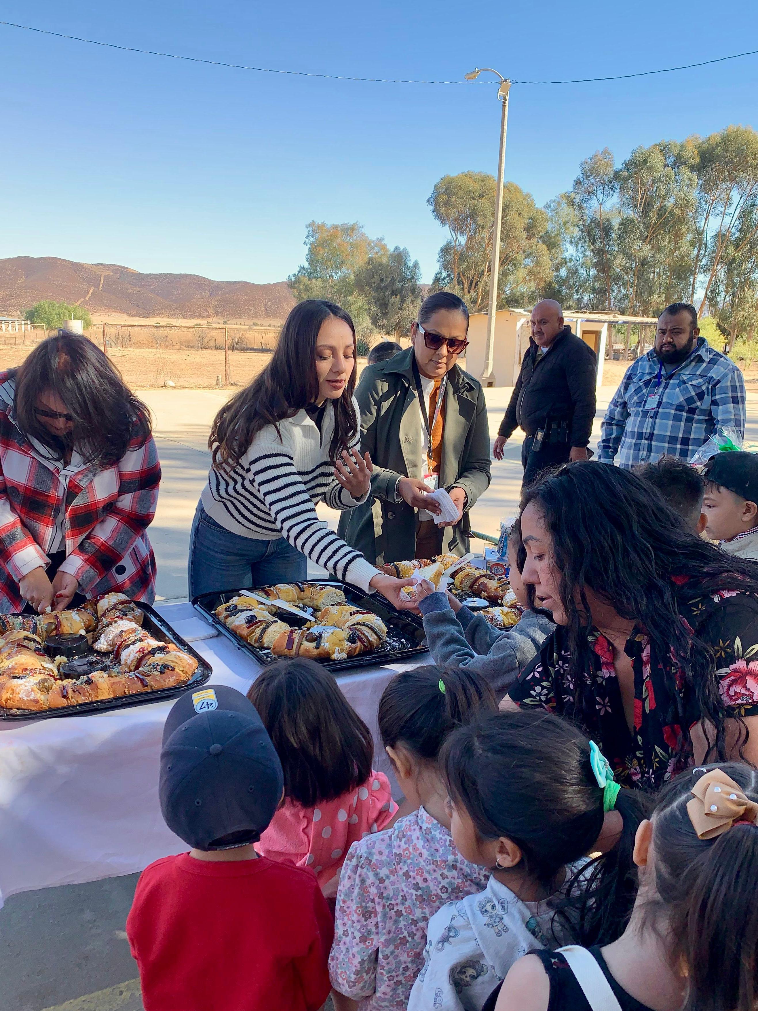 Celebra presidenta de DIF Tecate el día de reyes con niñas y niños de las delegaciones municipales