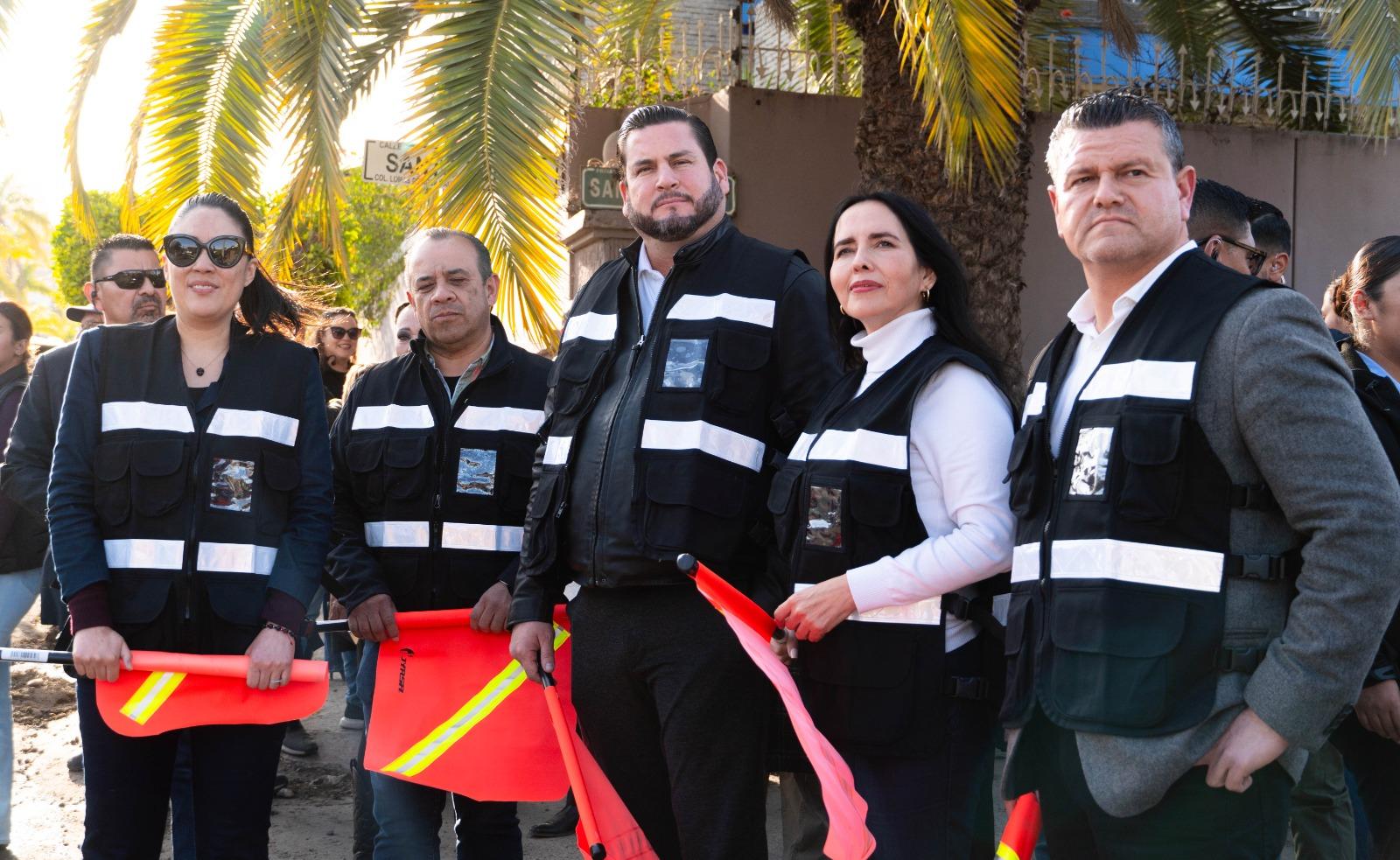 Da presidente municipal Ismael Burgueño Ruiz banderazo de arranque a trabajos de mantenimiento de vialidades en lomas de Agua Caliente