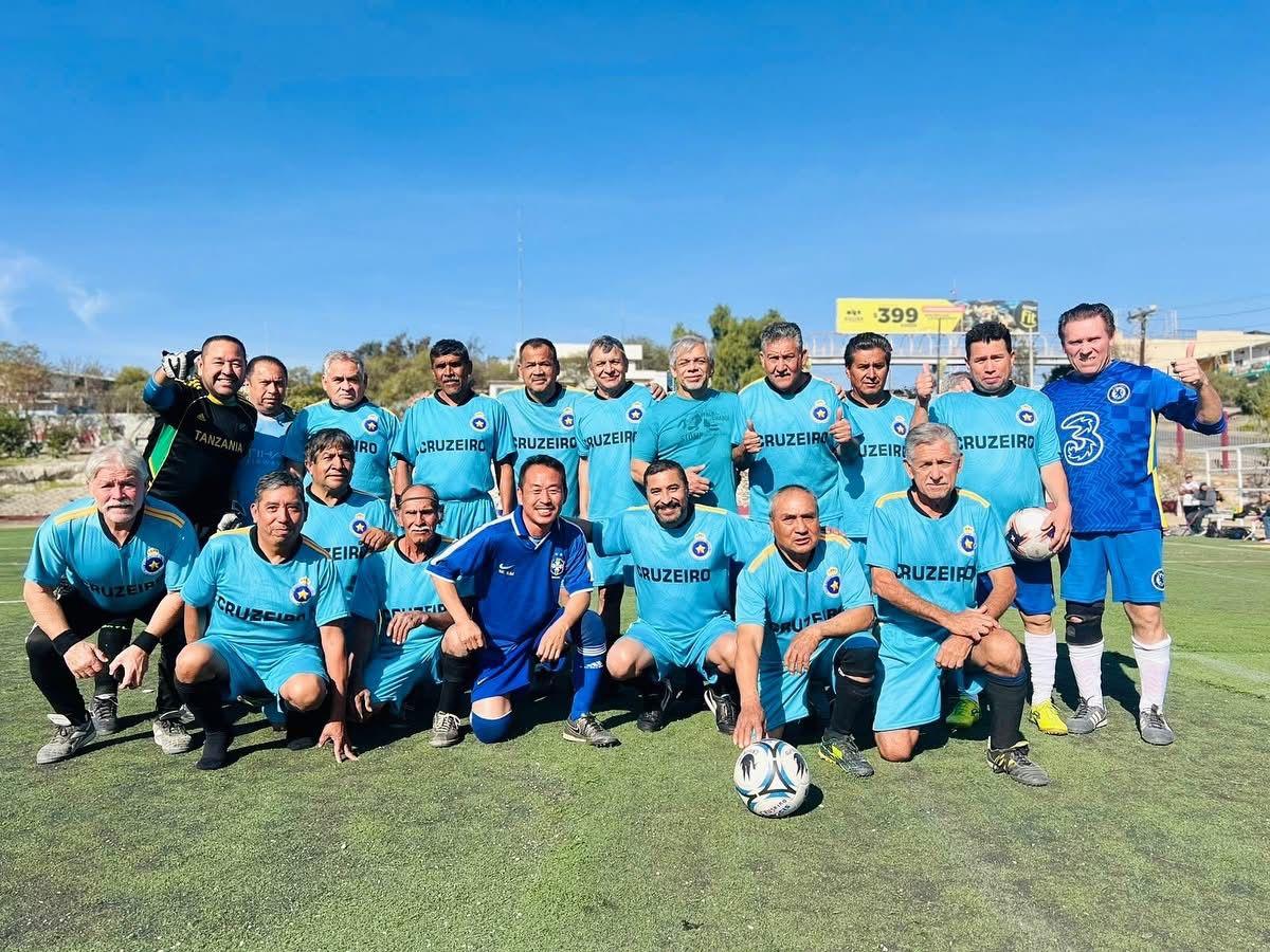 Diputado Ramón Vázquez Valadez participa en partido amistoso de veteranos.