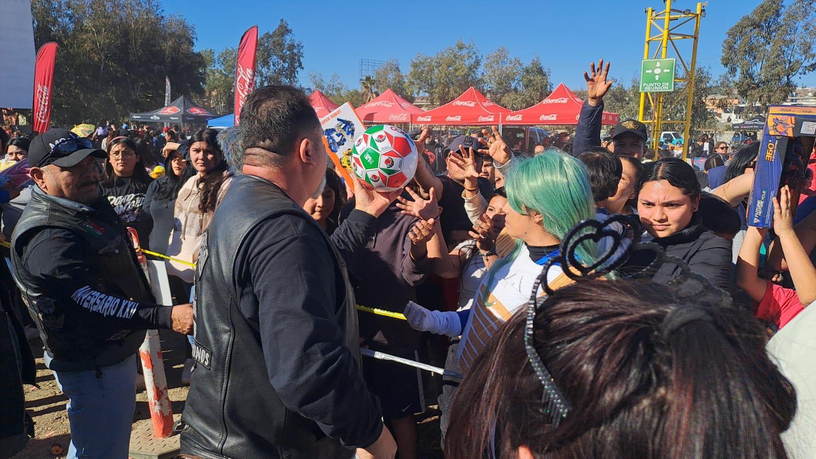 Entregan regalos a niños y niñas durante el “Motoy Cycle” del Club Correcaminos