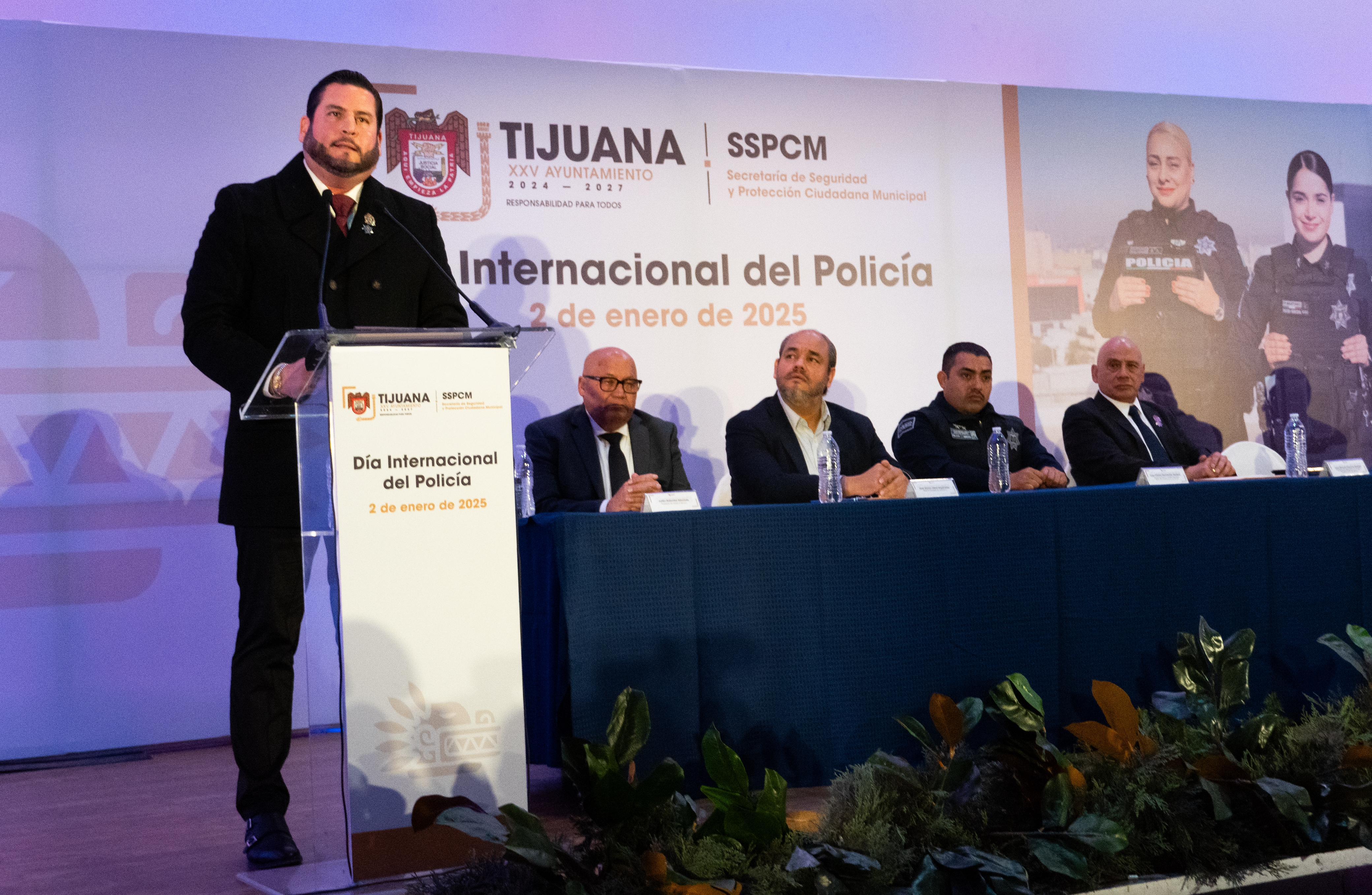 CONDECORA ALCALDE ISMAEL BURGUEÑO RUIZ A POLICÍAS MUNICIPALES DE TIJUANA