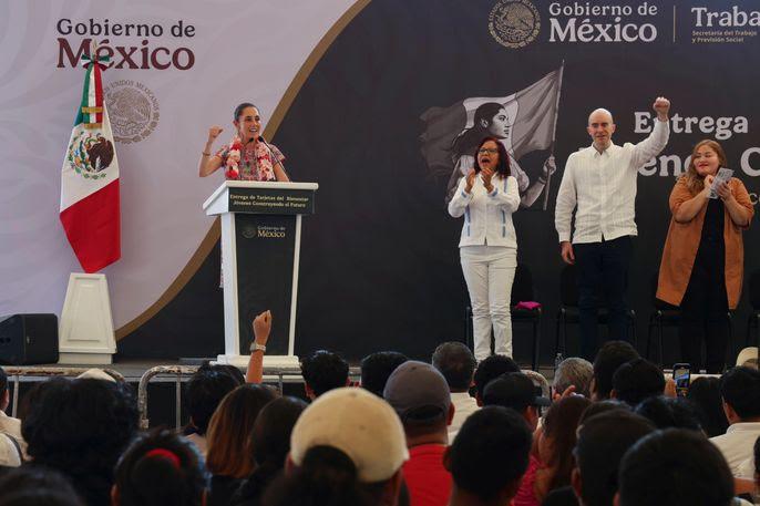 “DEFIENDAN Y SEAN PARTE CONSCIENTE DE LA TRANSFORMACIÓN”: PRESIDENTA CLAUDIA SHEINBAUM ENTREGA TARJETAS DE “JÓVENES CONSTRUYENDO EL FUTURO” EN ACAPULCO, GUERRERO