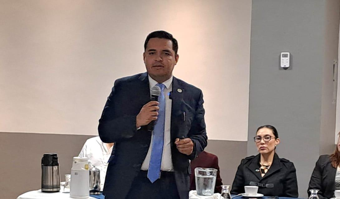 Capacitan a Ejecutivos de Ventas y Mercadotecnia en Oratoria
