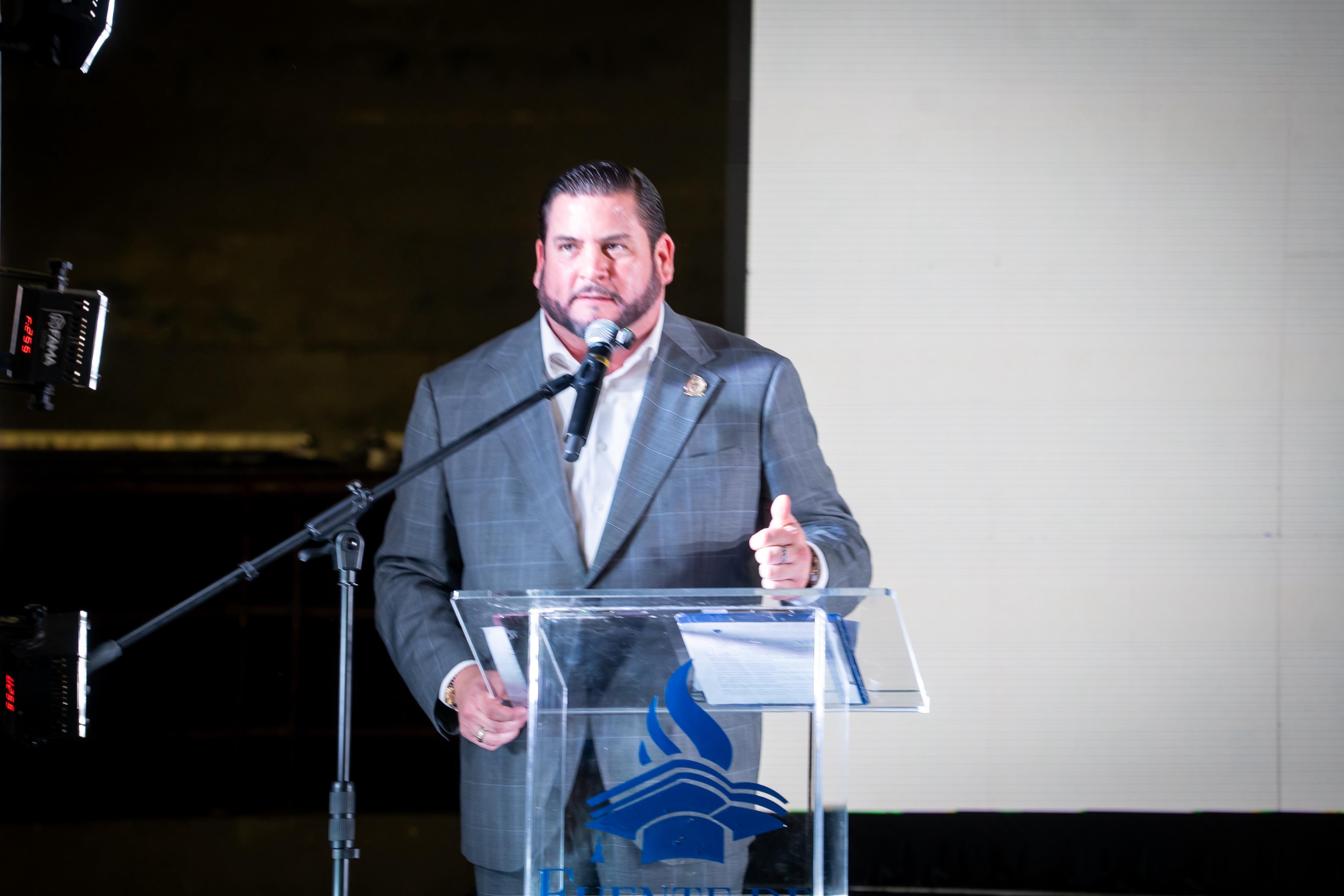 Reconoce Ismael Burgueño labor de Fundación Fuente de Sabiduría en entrega de 2 mil 400 becas