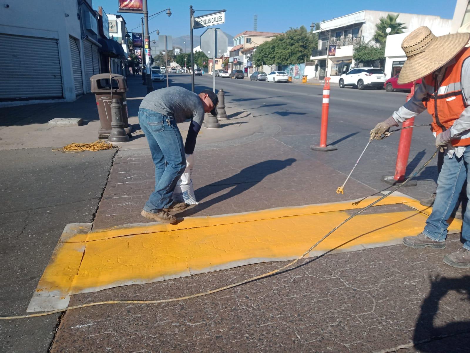 Trabaja Gobierno de Tecate en rehabilitación de cruces peatonales