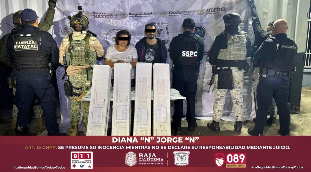 En coordinación autoridades aseguran vehículo con reporte de robo y cuatro armas largas en Tijuana