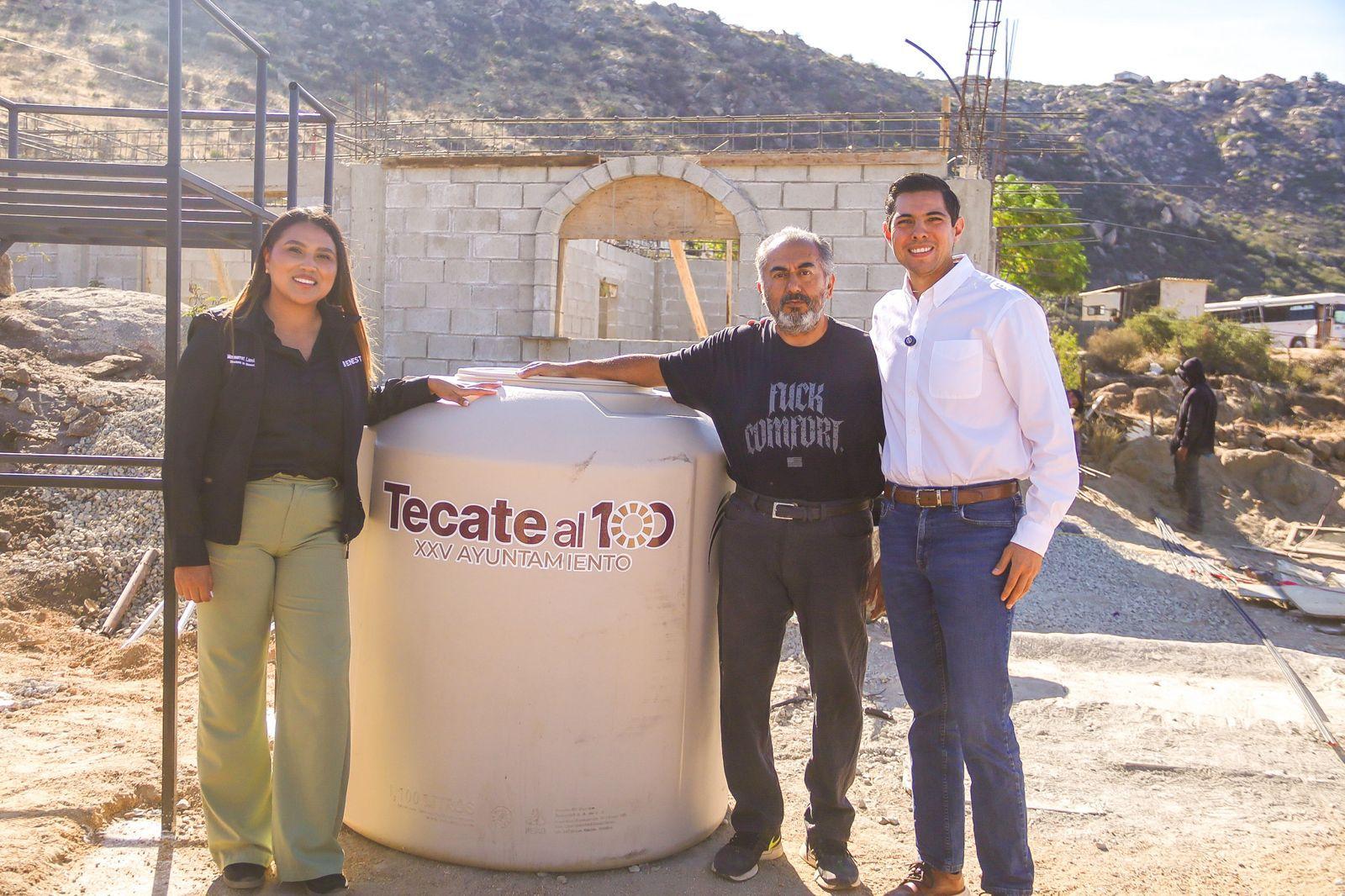 Arranca alcalde Roman Cota con entrega de 100 tinacos para familias vulnerables