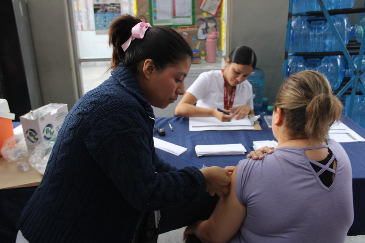 Benefician con vacunas a trabajadores de maquiladora