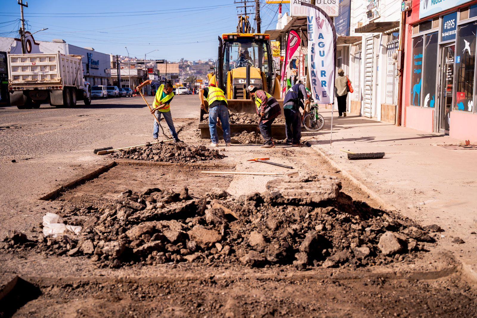 Refuerza gobierno de Claudia Agatón la movilidad vial con bacheo estratégico en nueve vialidades de Ensenada