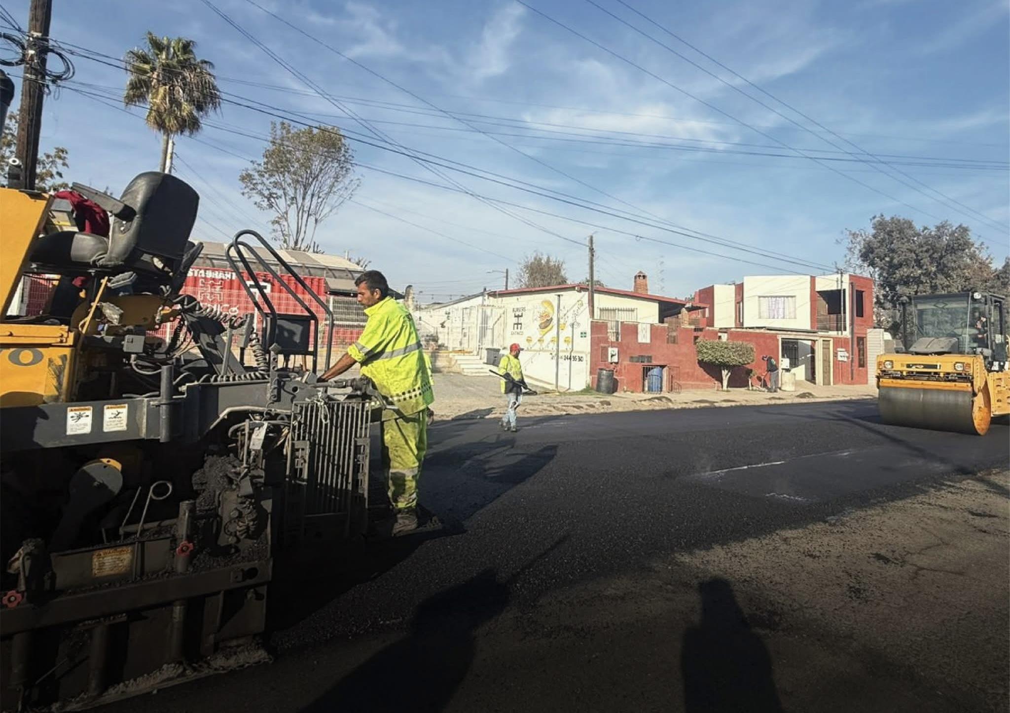 Mejora Gobierno de Ensenada la movilidad con reencarpetado de la calle Alisos