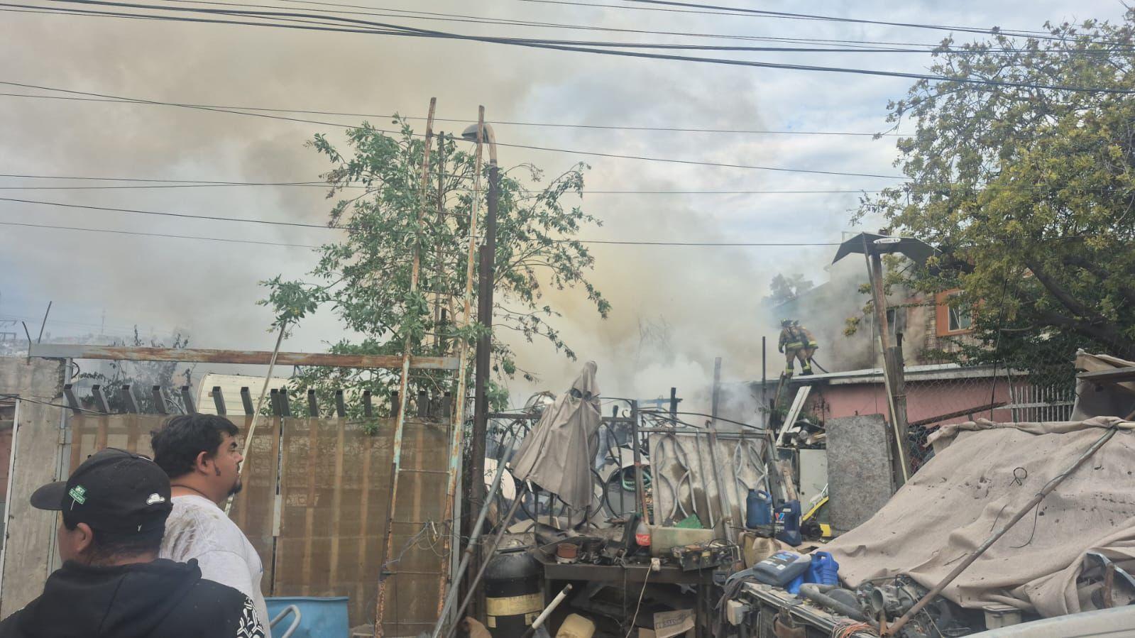 Atiende Bomberos de Tijuana incendio de viviendas en la colonia La Morita.