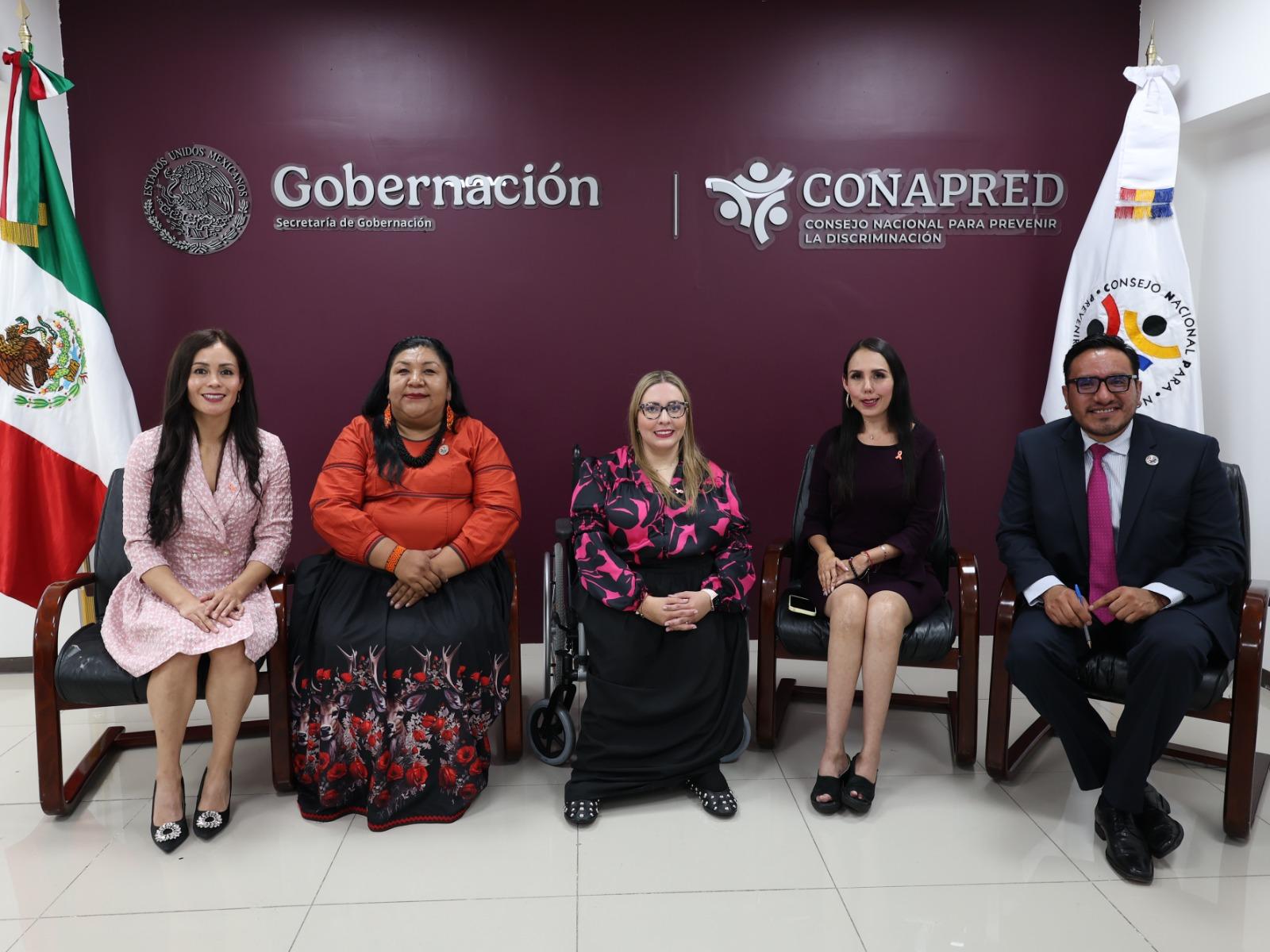 *  Impulsan atención pública sin discriminación: accesibilidad y ajustes razonables para todas las personas.  Semanario Balún Canán/CIUDAD DE MÉXICO (SBC).- Con el objetivo de intercambiar estrategias que garanticen el acceso pleno a los servicios públicos para todas las personas, el Gobierno de Baja California participó en el conversatorio “Experiencias en la atención pública sin discriminación”, organizado por el Consejo Nacional para Prevenir la Discriminación (CONAPRED), encabezado por Claudia Morales Reza.  Este encuentro se llevó a cabo en el marco de la presentación oficial de la “Guía para la implementación de ajustes razonables”, un documento técnico diseñado para orientar a las instituciones sobre cómo eliminar las barreras que impiden el ejercicio de derechos en igualdad de condiciones.  El panel de diálogo contó con la participación de destacadas figuras en la defensa de los derechos humanos, incluyendo a Giovanna Itzel Argüelles Moreno, presidenta de la CEDH de San Luis Potosí, y Maricela Dimas Reveles, presidenta de la CDH de Zacatecas. Junto a la representación de Baja California, las panelistas abordaron temas cruciales como el diagnóstico de barreras físicas y comunicacionales, la transición hacia un modelo social de la discapacidad y la urgencia de capacitación permanente para las personas  servidoras públicas frente a la rotación de personal.  Durante su intervención, Melba Adriana Olvera Rodríguez, subsecretaría de Derechos Humanos de Baja California, enfatizó que el reto más grande no siempre es la infraestructura física, sino las barreras actitudinales. Además, subrayó la importancia de “operacionalizar” los derechos humanos para que no queden en el discurso, citando como ejemplo de buena práctica el Modelo Único de Atención Ciudadana implementado en la entidad, el cual ya integra herramientas como videollamadas con intérpretes de Lengua de Señas Mexicana (LSM) para atender a la ciudadanía en tiempo real y sin exclusiones.  Asimismo, la funcionaria estatal destacó que estos avances responden a una política transversal impulsada desde la Secretaría General de Gobierno, donde el titular, Alfredo Álvarez Cárdenas, ha sido pieza clave para fomentar la implementación rigurosa de programas con perspectiva de derechos humanos, instruyendo a todas las áreas a adoptar medidas que prevengan la violencia institucional y aseguren un trato digno para todas las personas.  El conversatorio concluyó con un llamado enérgico a transformar las instituciones desde adentro. Se coincidió en que la adopción de ajustes razonables no debe verse como privilegios, sino como obligaciones técnicas necesarias para dejar de depender de la “buena voluntad” del funcionario y pasar a una garantía real de justicia cotidiana.  El Gobierno de Baja California reitera el compromiso de la gobernadora, Marina del Pilar Avila Olmeda, de mantener al estado a la vanguardia en materia de derechos humanos, trabajando de la mano con organismos nacionales como CONAPRED para asegurar una atención accesible, sin discriminación y con trato digno para todas las personas.