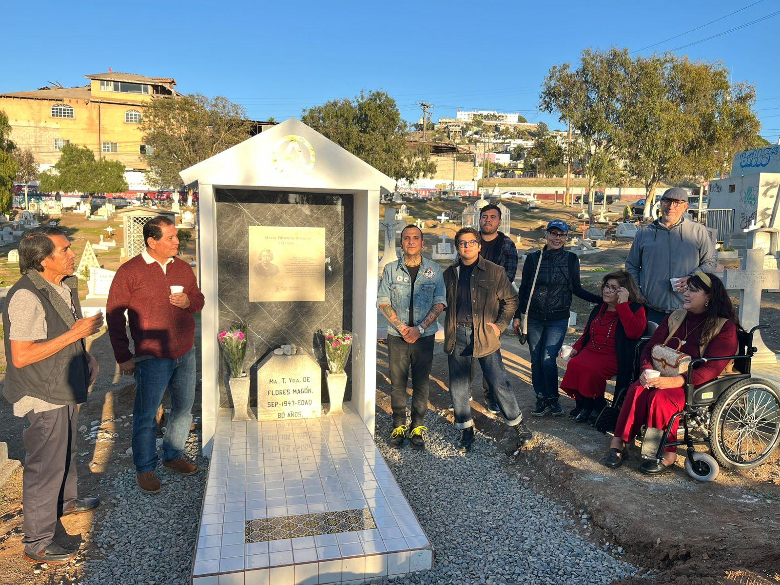 Honran memoria de María Talavera Broussé en panteón municipal