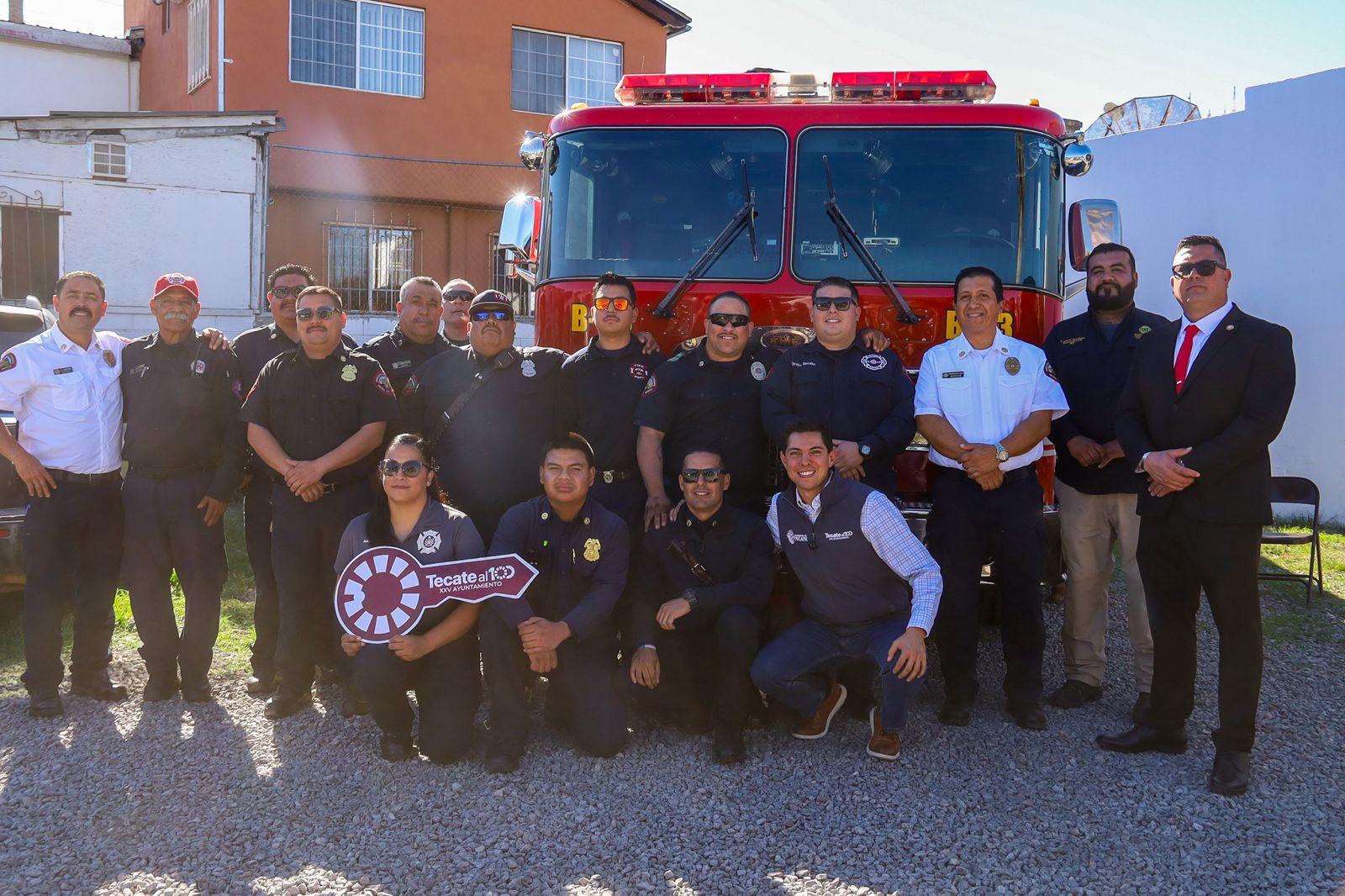 ROMAN COTA ENTREGA MAQUINA EXTINGUIDORA AL HEROICO CUERPO DE BOMBEROS DE TECATE