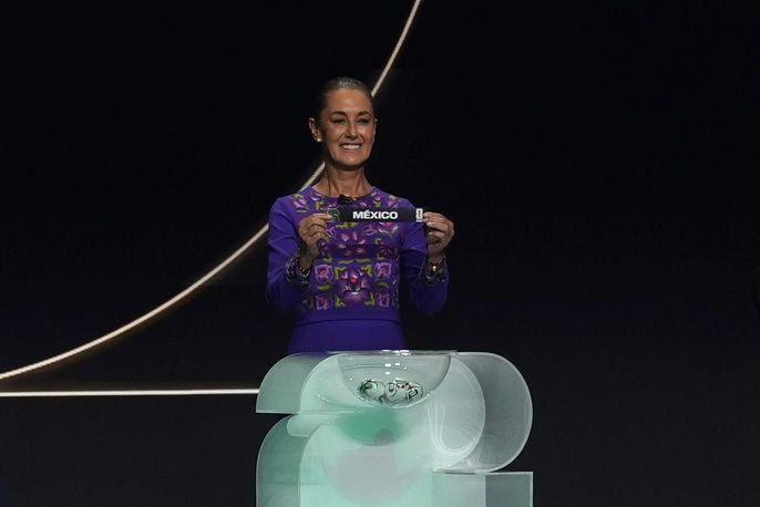 ESTAMOS ORGULLOSOS Y ORGULLOSAS DE RECIBIR POR TERCERA VEZ LA COPA MUNDIAL. TENEMOS UN PUEBLO EXTRAORDINARIO: PRESIDENTA CLAUDIA SHEINBAUM EN SORTEO FIFA 2026