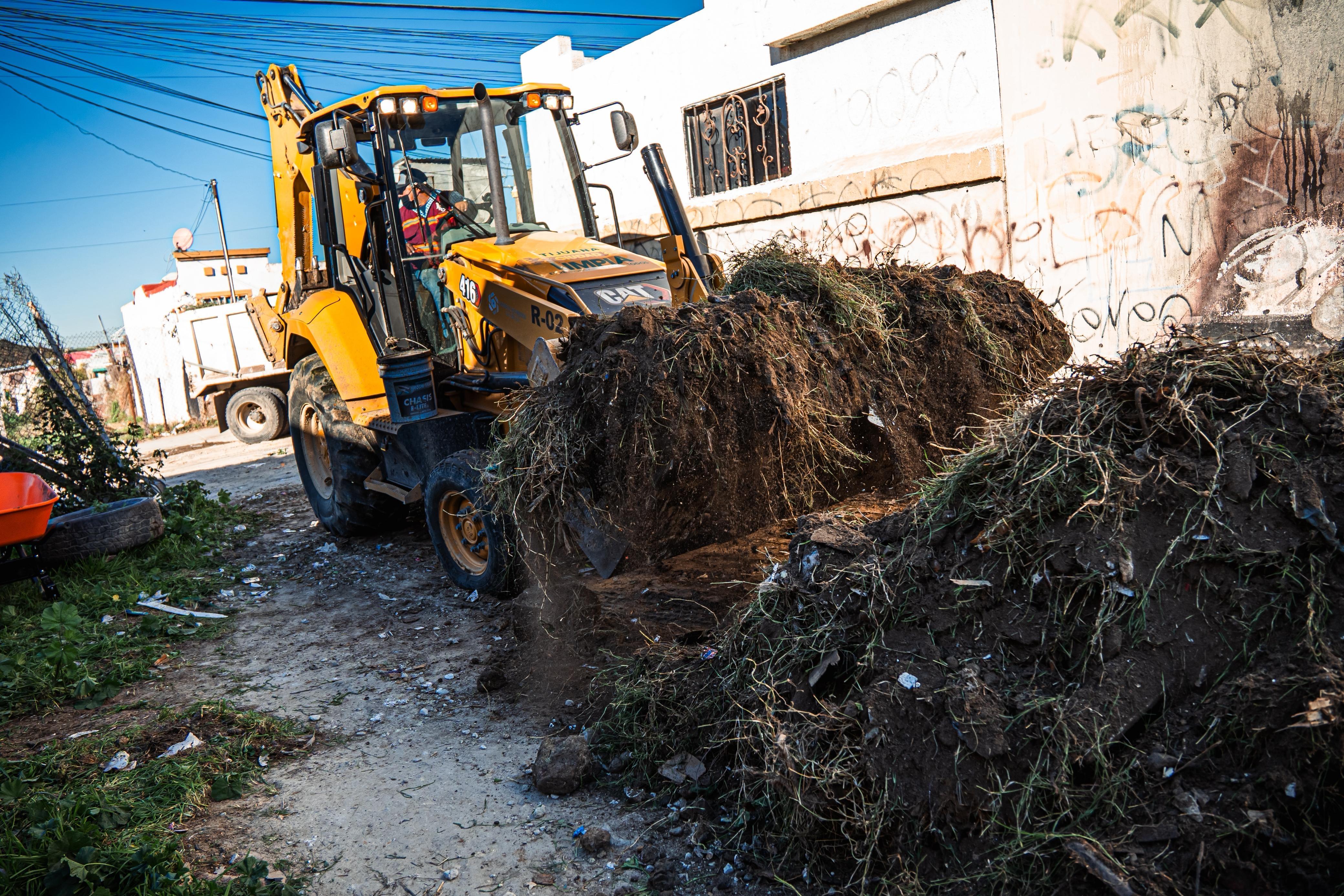 Retira Gobierno de Tijuana más de 60 toneladas de basura y escombros en colonias de la ciudad
