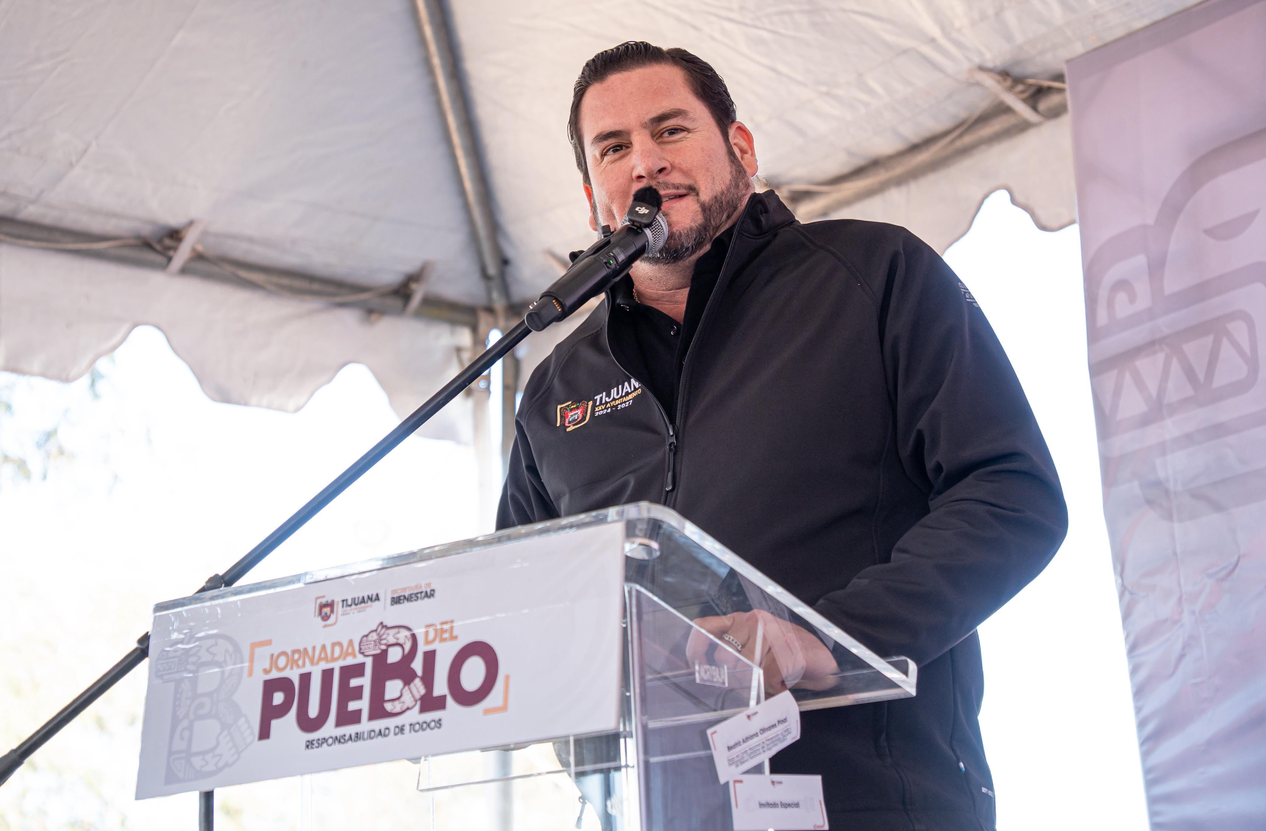 Atiende Ismael Burgueño a vecinos de la colonia La Miramar durante la Jornada del Pueblo