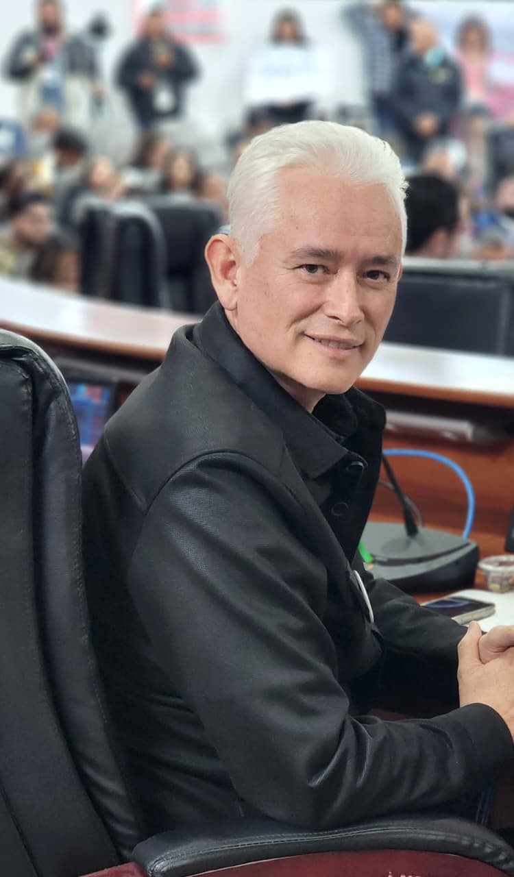 • Con el respaldo unánime, el Congreso aprobó la iniciativa presentada por el diputado Jorge Ramos • Se establecen nuevas reglas para la venta, exhibición y cuidado de los animales  Mexicali, B.C., viernes 9 de enero de 2026. – En sesión ordinaria, el Pleno del Congreso del Estado aprobó la iniciativa presentada por el diputado Jorge Ramos Hernández, cuyo propósito es garantizar un trato digno y responsable hacia los animales domésticos, estableciendo reglas claras para su cuidado, exhibición y venta, de acuerdo con los principios de bienestar animal. Al fundamentar su propuesta Jorge Ramos subrayó que los animales son seres sintientes y, por lo tanto, deben recibir un trato digno. “El bienestar animal implica garantizar condiciones básicas como alimentación, salud, ausencia de dolor y un ambiente libre de miedos o estrés, en sintonía con principios internacionales y con la reciente reforma constitucional en Baja California”, precisó. Asimismo, señaló que el crecimiento del mercado de mascotas en México exige reglas claras para la venta y exhibición de animales, ya que se han documentado casos de maltrato en establecimientos comerciales, por ello la iniciativa busca equilibrar esta actividad económica con la responsabilidad social, asegurando que los animales reciban cuidados adecuados y protección frente a actos de crueldad. El resolutivo aprobado establece que los establecimientos dedicados a la venta y exhibición de animales deberán garantizar condiciones adecuadas de espacio, alimentación, salud y resguardo, privilegiando el uso de medios remotos o herramientas tecnológicas que eviten el contacto físico directo entre los ejemplares y el público.  A la vez, se dispone que los comercios deberán expedir certificados de venta con información básica del animal, entregar manuales de cuidado y fomentar la cultura de la adopción.  También se fijan requisitos sanitarios, de infraestructura y de responsabilidad profesional, incluyendo la presencia de médicos veterinarios, periodos de garantía y la prohibición de comercializar animales menores de cuatro meses de edad. Con ello se busca asegurar un trato digno y respetuoso, así como prevenir situaciones de maltrato o crueldad. La aprobación adiciona los artículos 30 BIS, 30 TER, 30 QUATER y 30 QUINQUIES a la Ley de Protección a los Animales Domésticos del Estado de Baja California, conforme al Dictamen No. 62 de la Comisión de Gobernación.