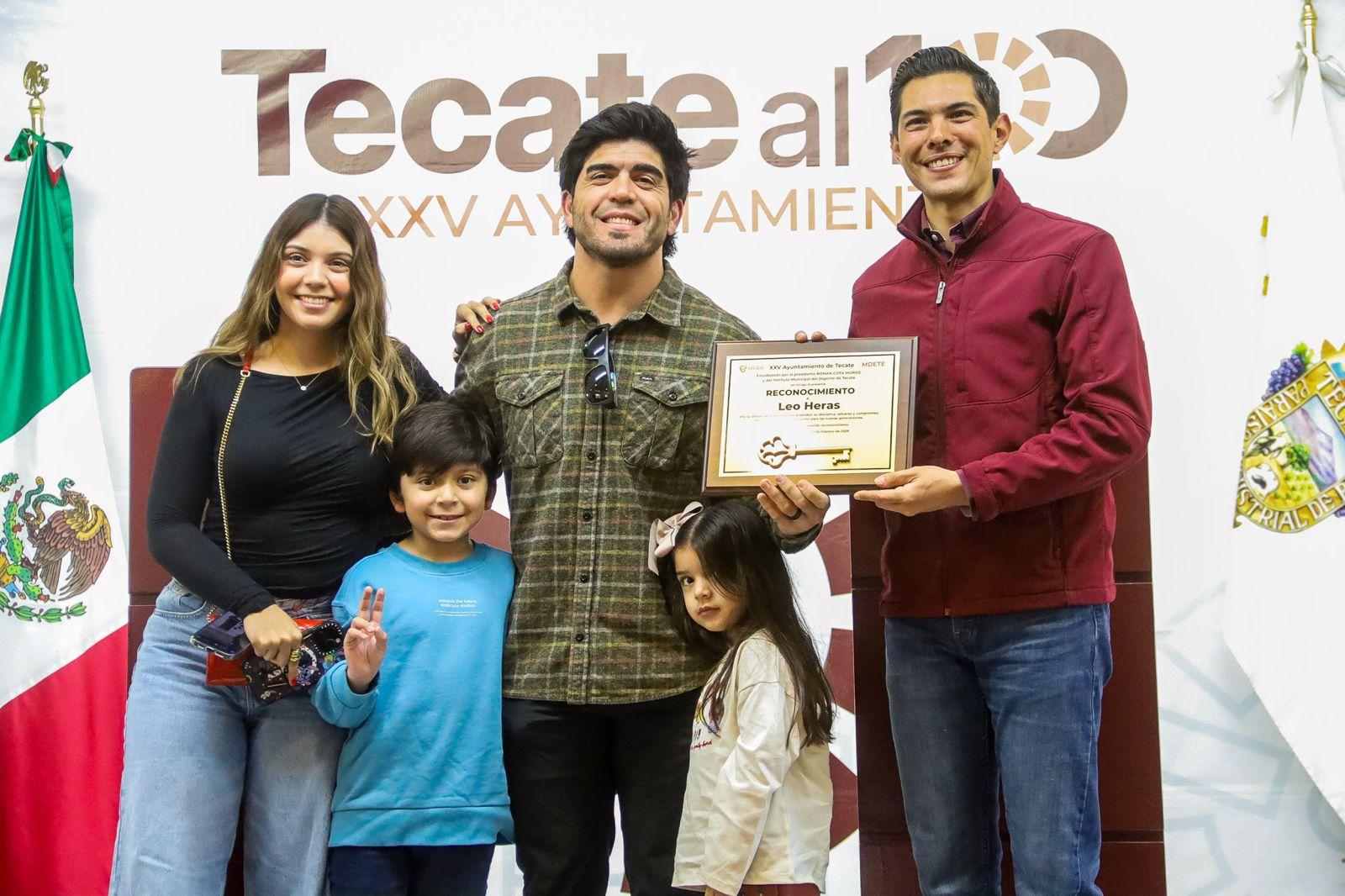 GOBIERNO DE TECATE ENTREGA LAS LLAVES DE LA CIUDAD AL BEISBOLISTA LEO HERAS